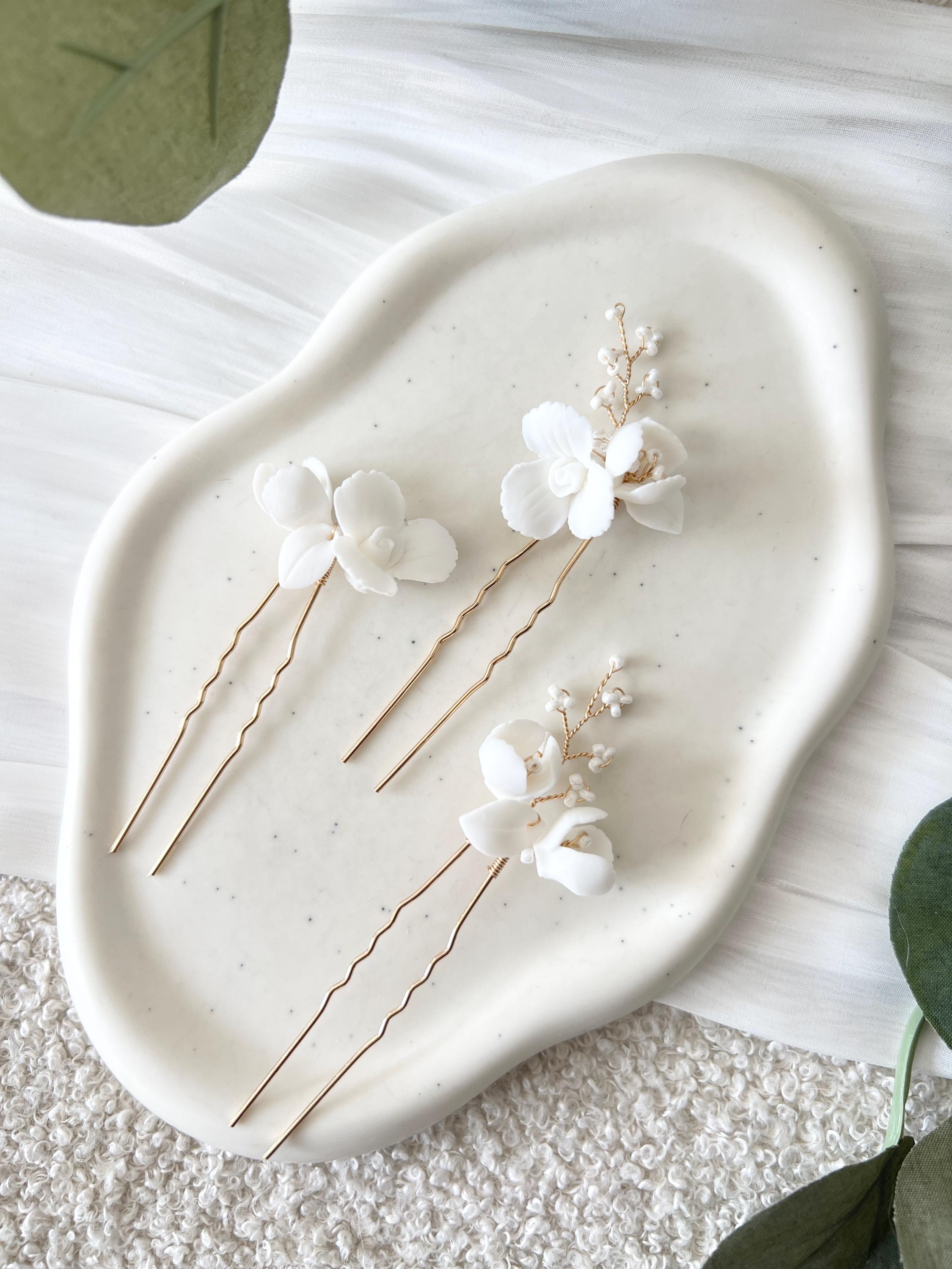 Haarnadeln, 3 Stück, Brautset, Gold, weiße Perlen, Couture-Blüten, Keramikblumen, weiße Blumen, Brautschmuck, Hochzeit, feiner Haarschmuck, Perlenschmuck, Brautjungfer, Schmuck Hochzeit