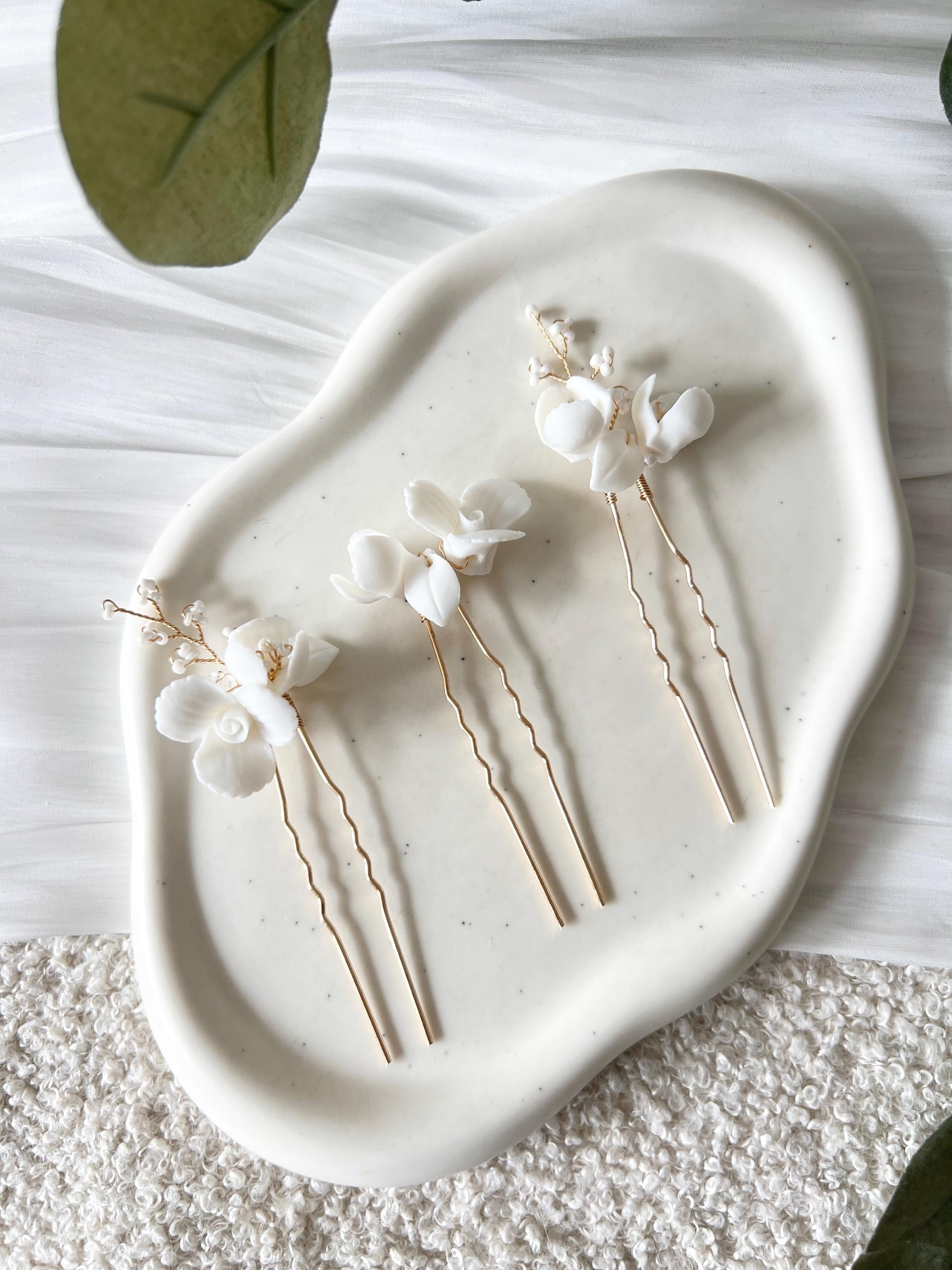 Haarnadeln, 3 Stück, Brautset, Gold, weiße Perlen, Couture-Blüten, Keramikblumen, weiße Blumen, Brautschmuck, Hochzeit, feiner Haarschmuck, Perlenschmuck, Brautjungfer, Schmuck Hochzeit