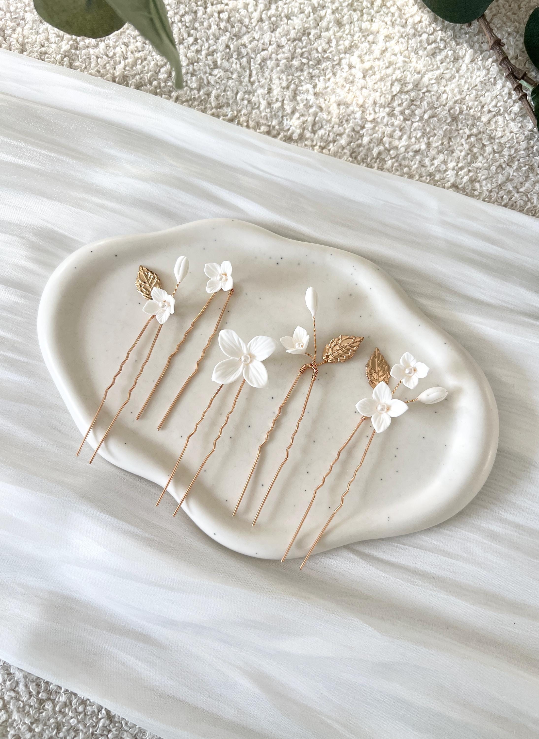 Feine Haarnadeln fuer die Braut, Haarschmuck, Schmuck Hochzeit, Brauthaarschmuck, Gold, weisse Blueten und Perlen, Blumenschmuck, Haarnadeln, Hochzeitsschmuck, Hochzeit, Weddinginspiration, Brautfrisur, Perlenschmuck