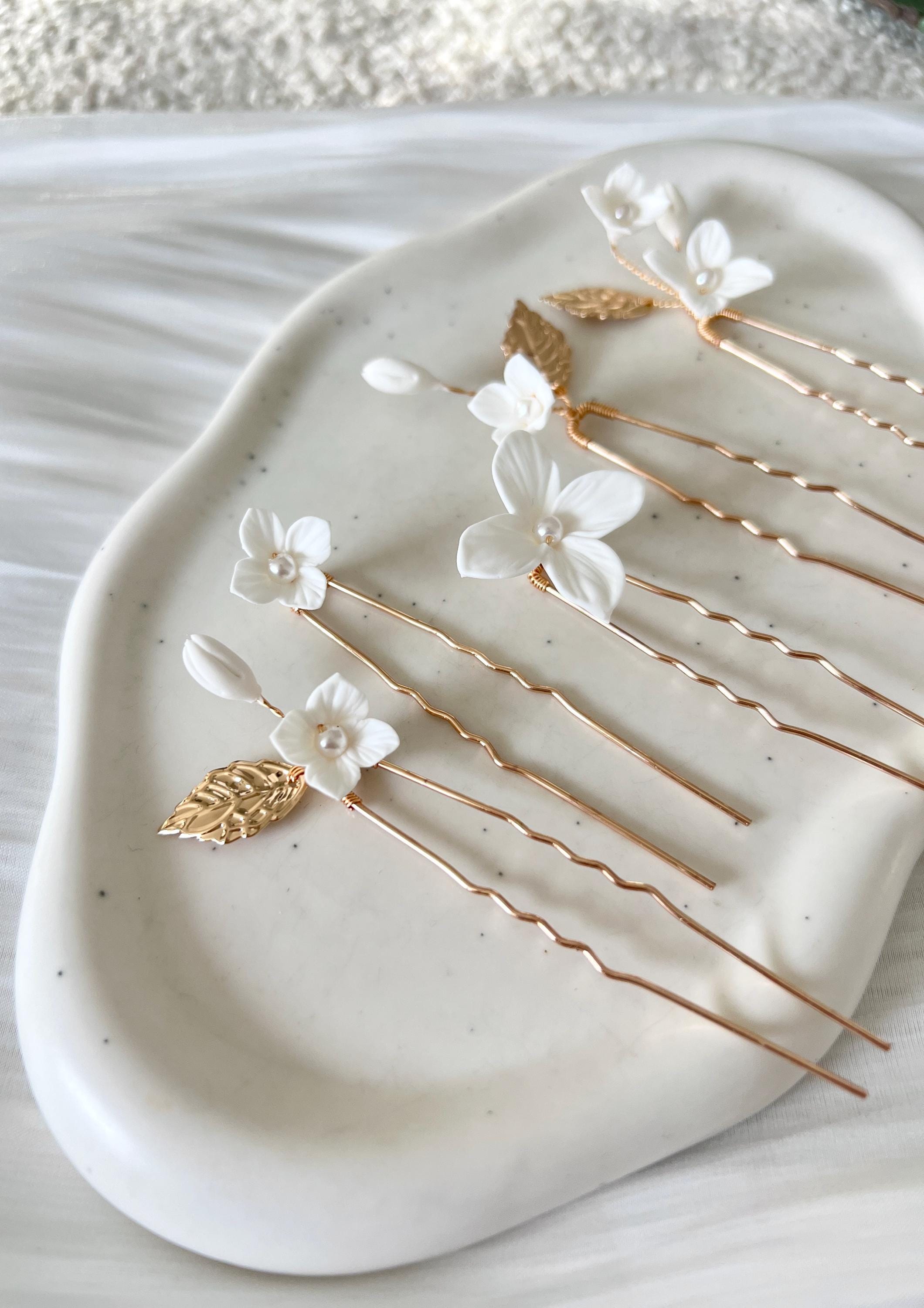 Feine Haarnadeln fuer die Braut, Haarschmuck, Schmuck Hochzeit, Brauthaarschmuck, Gold, weisse Blueten und Perlen, Blumenschmuck, Haarnadeln, Hochzeitsschmuck, Hochzeit, Weddinginspiration, Brautfrisur, Perlenschmuck