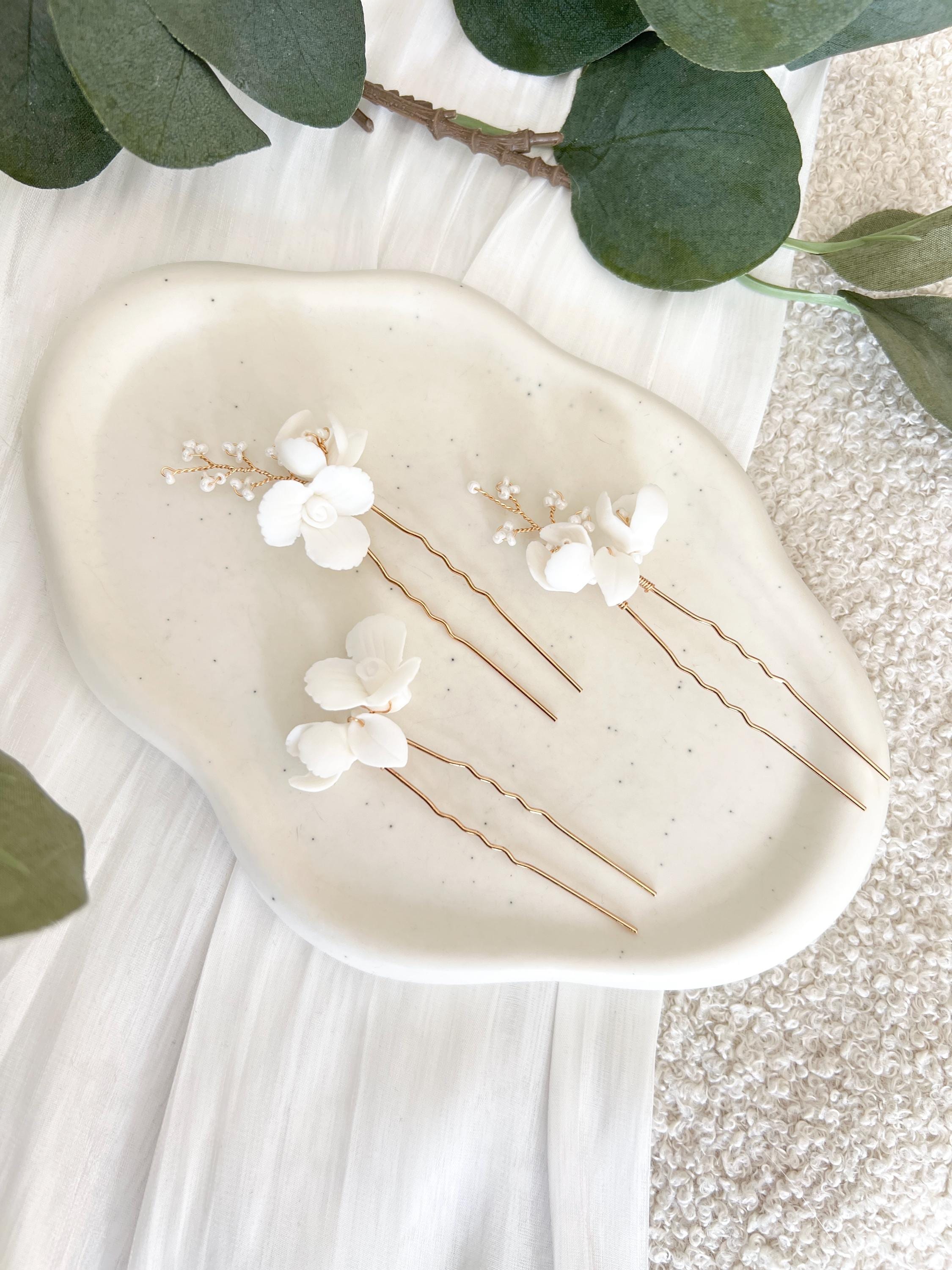 Haarnadeln, 3 Stück, Brautset, Gold, weiße Perlen, Couture-Blüten, Keramikblumen, weiße Blumen, Brautschmuck, Hochzeit, feiner Haarschmuck, Perlenschmuck, Brautjungfer, Schmuck Hochzeit