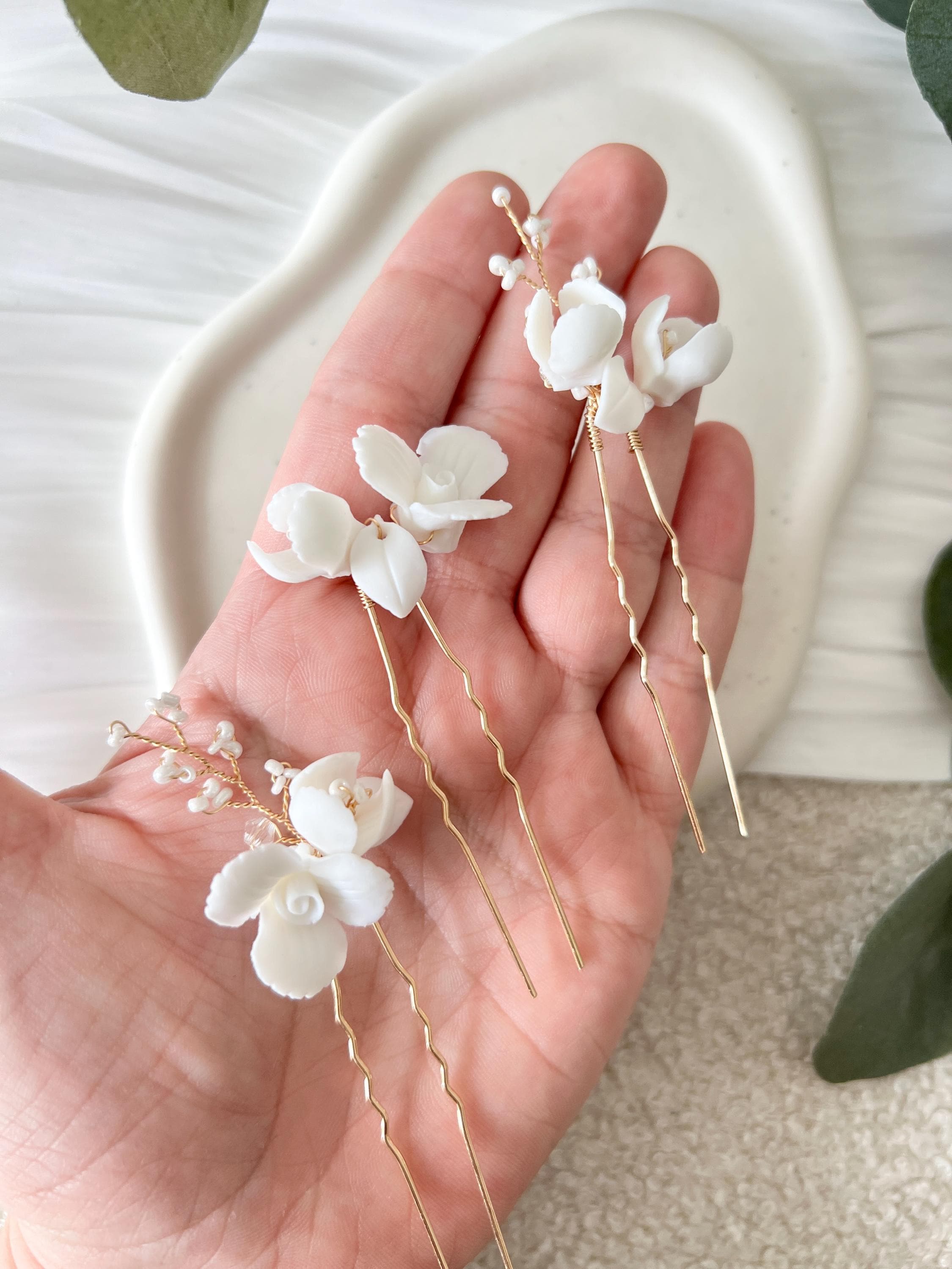 Haarnadeln, 3 Stück, Brautset, Gold, weiße Perlen, Couture-Blüten, Keramikblumen, weiße Blumen, Brautschmuck, Hochzeit, feiner Haarschmuck, Perlenschmuck, Brautjungfer, Schmuck Hochzeit