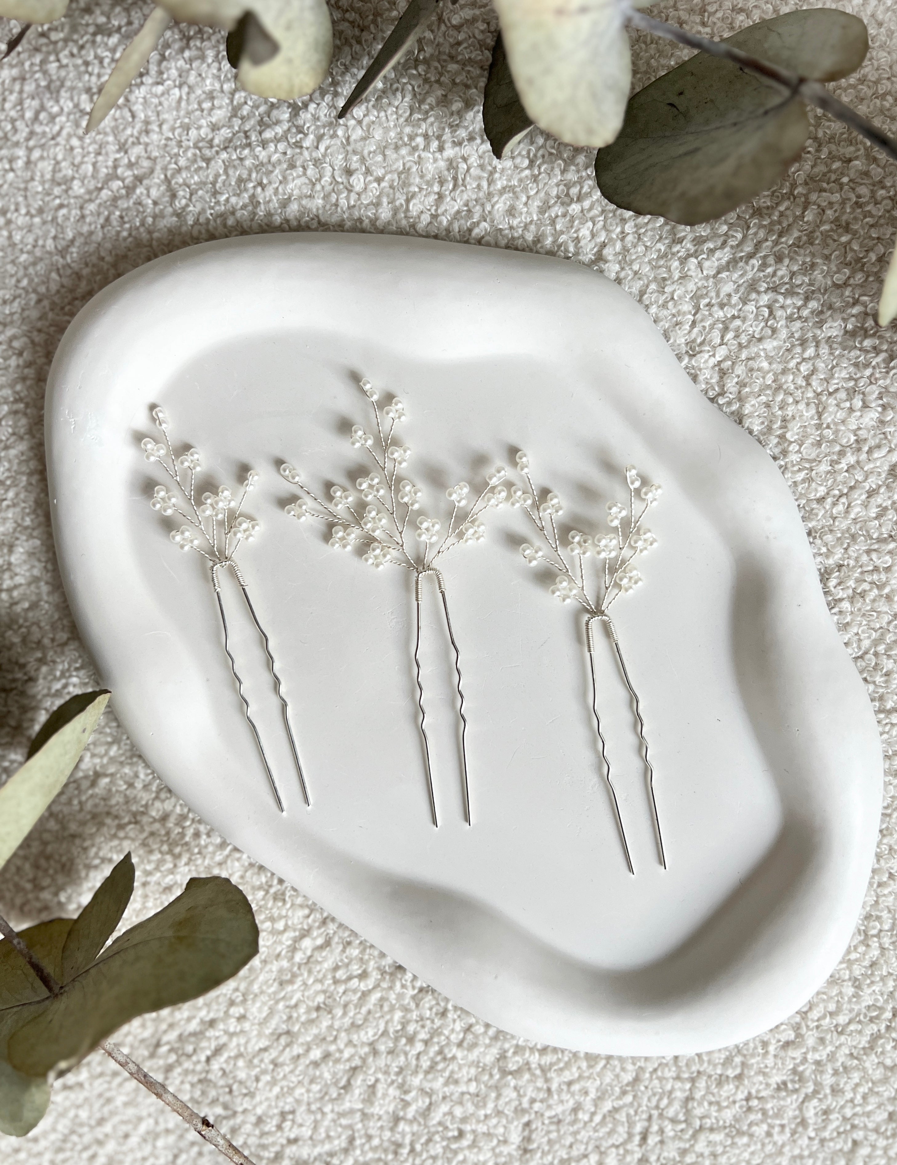 Haarschmuck, Set 3 Stück, Silber, Brautschmuck, Haarspangen, weiße zarte Perlen, Haarnadeln fuer die Braut, silberner Brauthaarschmuck, Brautfrisur, Weddinginspiration, Schmuck Hochzeit, Brauthaarschmuck, Brautset, feiner Perlenschmuck, Brautjungfern, Schmuckbluete