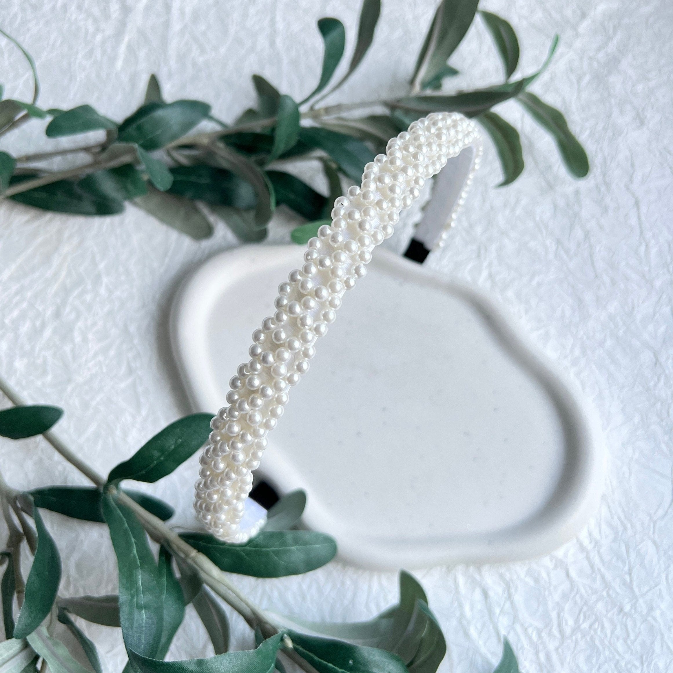 Haarreif mit feinen weißen Perlen für die Braut, Brauthaarschmuck, moderner weißer Perlenschmuck, feiner Perlenhaarreif, Schmuck Hochzeit, hochwertiger Brautlook, Brautfrisur für das Standesamt