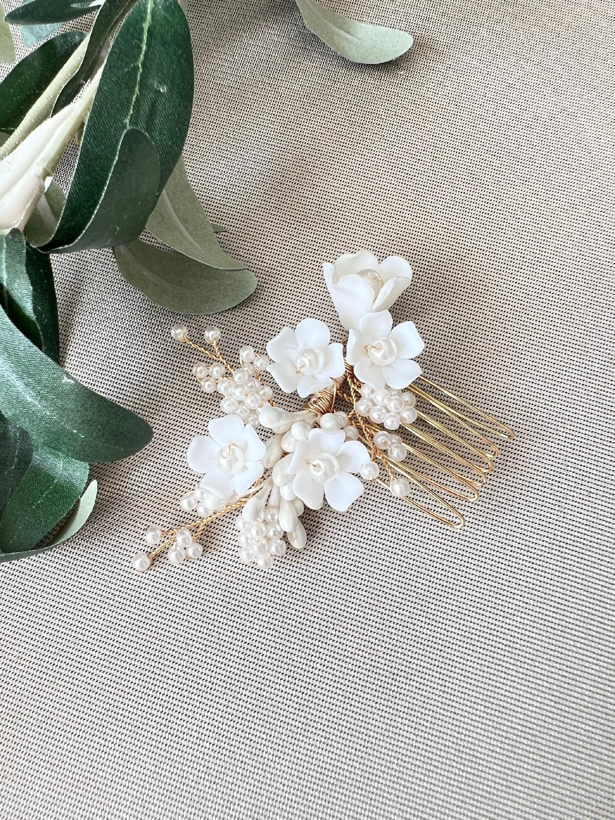 Haarschmuck mit weißen Keramik Blüten, gold Rosegold, Perlen, Haarkamm, Haarschmuck, Brautschmuck, Trauzeugin, Brautjungfern Schmuck-Brauthaarschmuck-Schmuckblüte