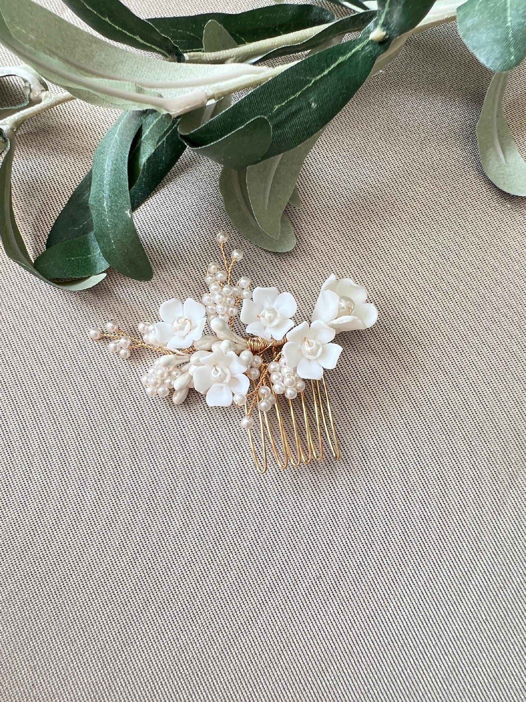 Haarschmuck mit weißen Keramik Blüten, gold Rosegold, Perlen, Haarkamm, Haarschmuck, Brautschmuck, Trauzeugin, Brautjungfern Schmuck-Brauthaarschmuck-Schmuckblüte