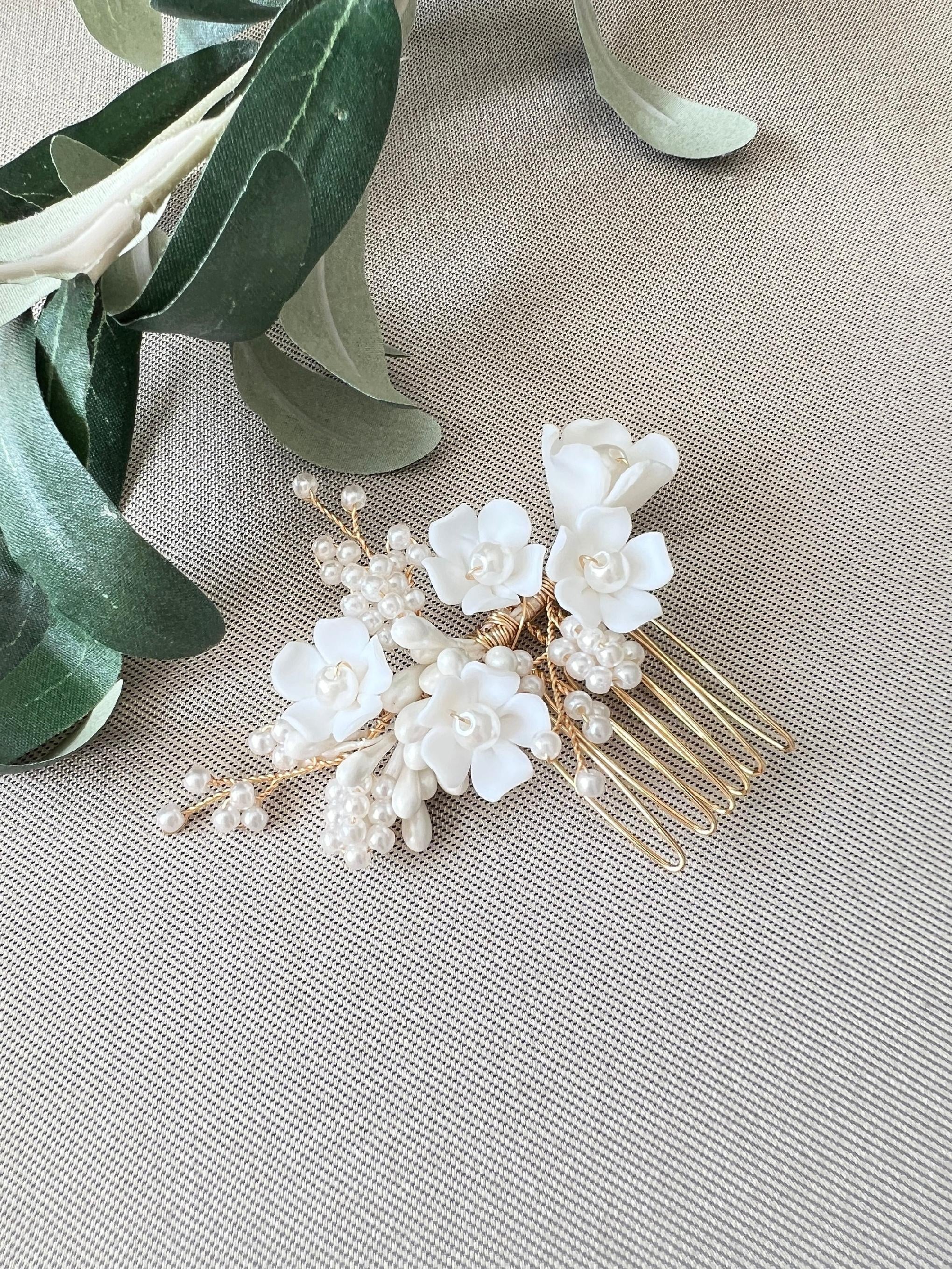 Haarschmuck mit weißen Keramik Blüten, gold Rosegold, Perlen, Haarkamm, Haarschmuck, Brautschmuck, Trauzeugin, Brautjungfern Schmuck-Brauthaarschmuck-Schmuckblüte