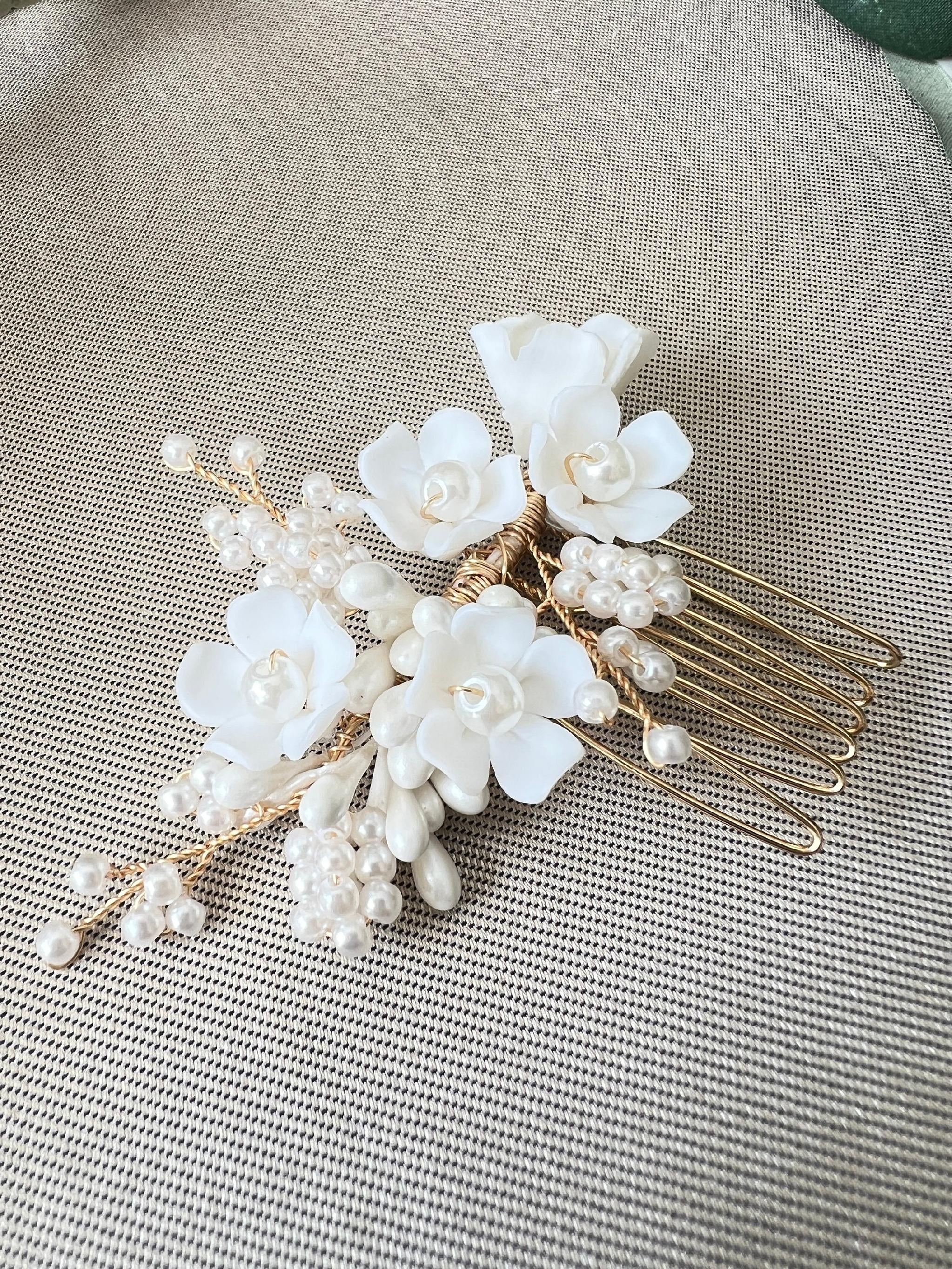 Haarschmuck mit weißen Keramik Blüten, gold Rosegold, Perlen, Haarkamm, Haarschmuck, Brautschmuck, Trauzeugin, Brautjungfern Schmuck-Brauthaarschmuck-Schmuckblüte