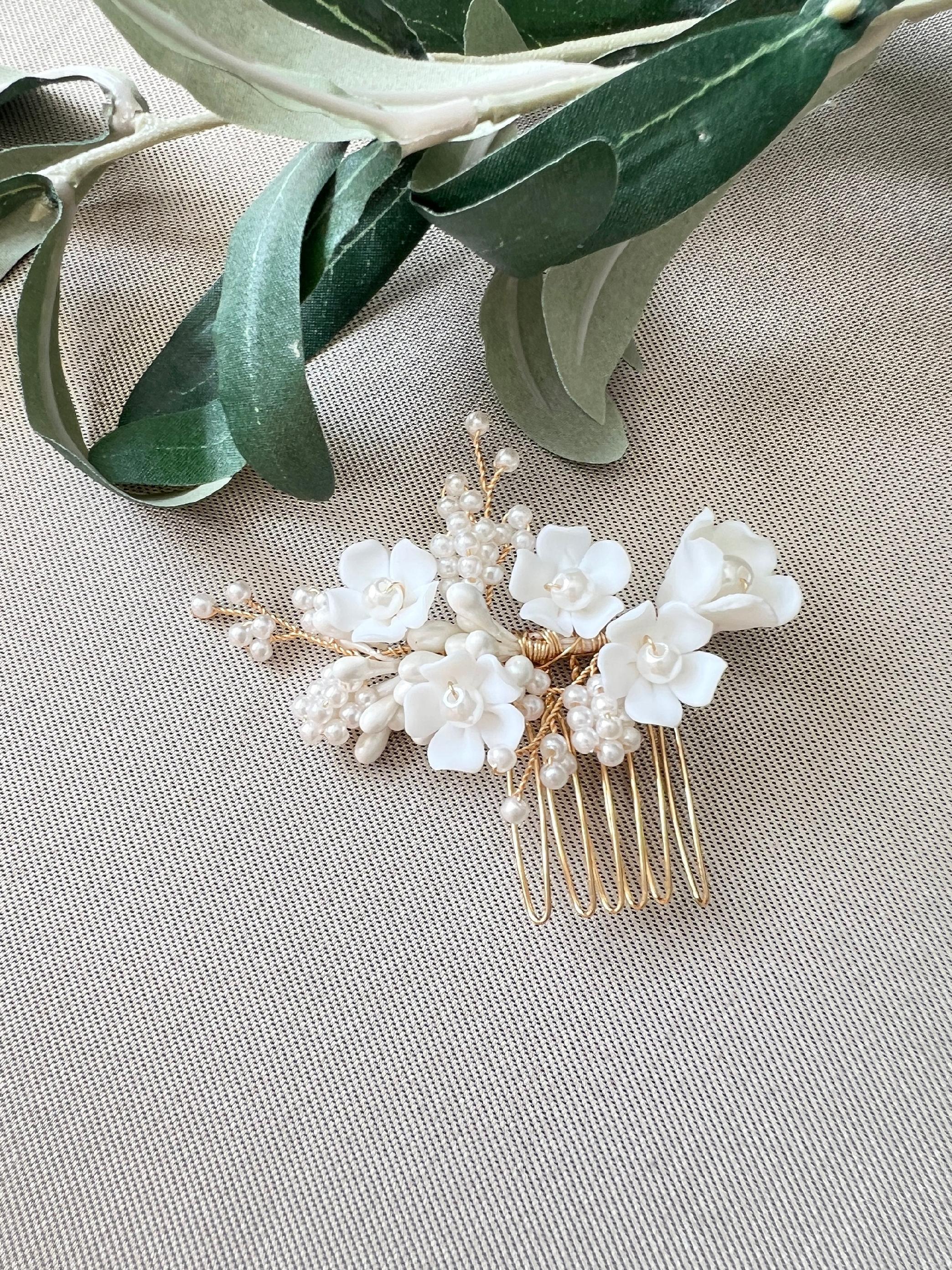 Haarschmuck mit weißen Keramik Blüten, gold Rosegold, Perlen, Haarkamm, Haarschmuck, Brautschmuck, Trauzeugin, Brautjungfern Schmuck-Brauthaarschmuck-Schmuckblüte