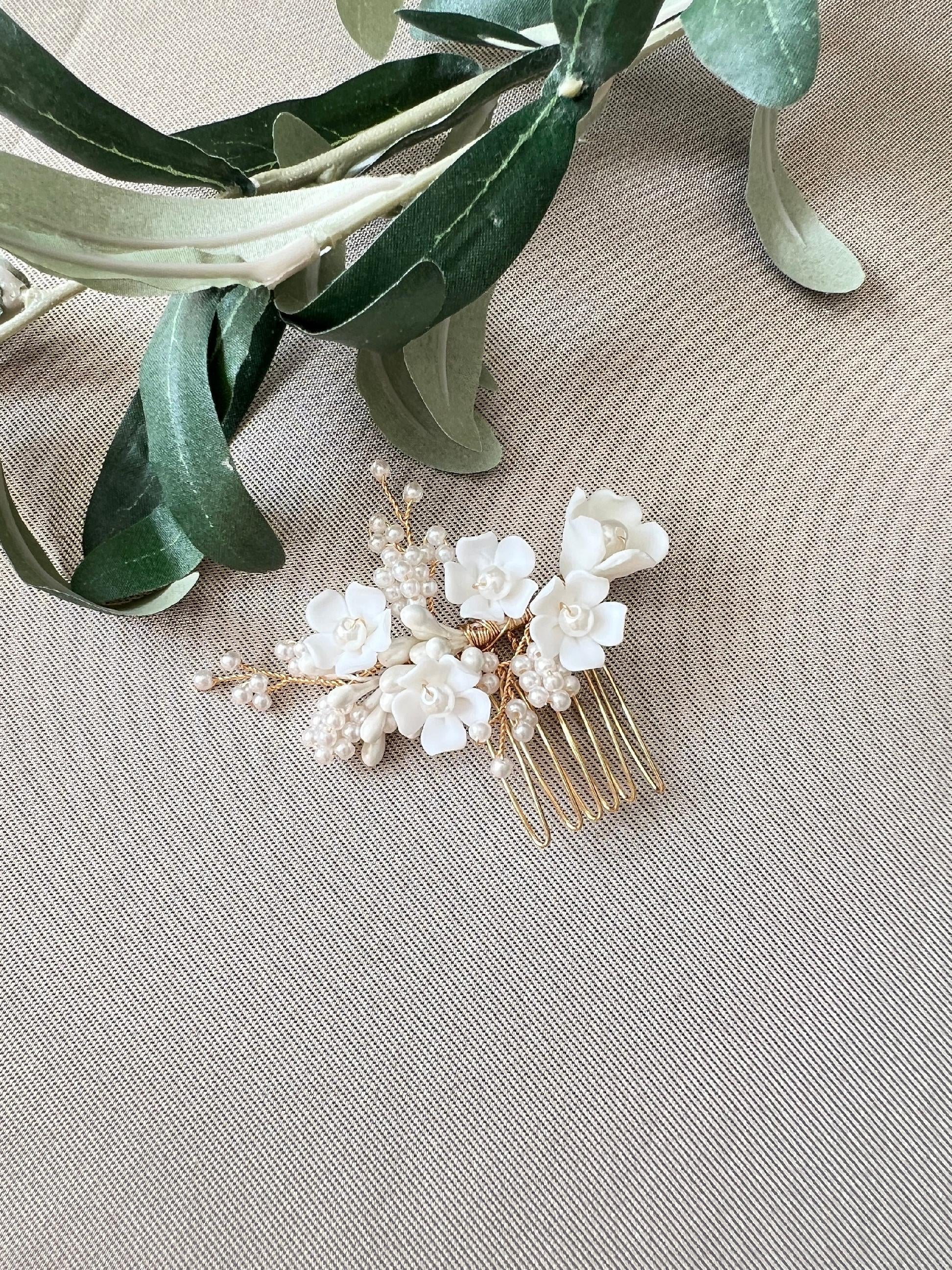 Haarschmuck mit weißen Keramik Blüten, gold Rosegold, Perlen, Haarkamm, Haarschmuck, Brautschmuck, Trauzeugin, Brautjungfern Schmuck-Brauthaarschmuck-Schmuckblüte