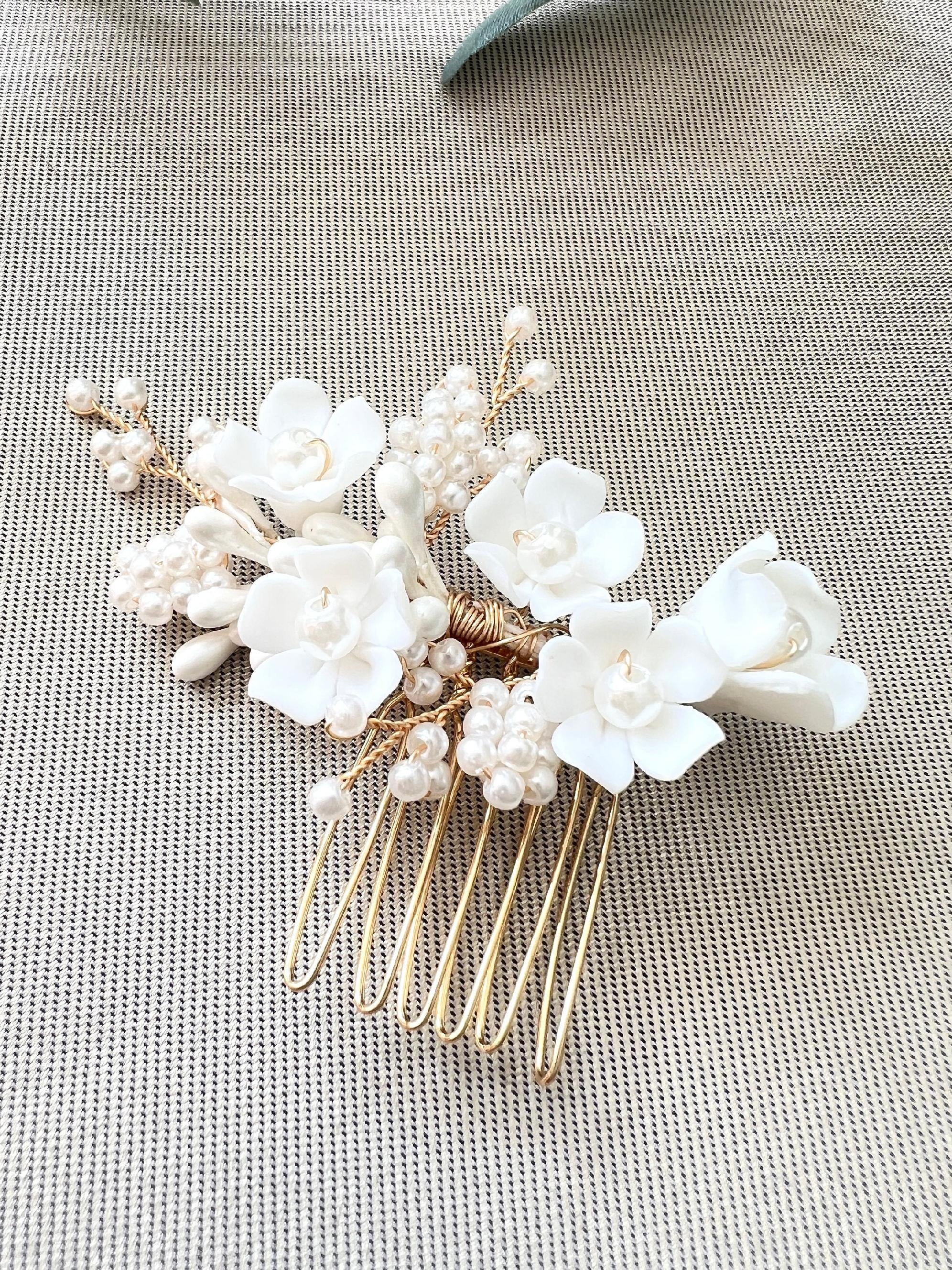 Haarschmuck mit weißen Keramik Blüten, gold Rosegold, Perlen, Haarkamm, Haarschmuck, Brautschmuck, Trauzeugin, Brautjungfern Schmuck-Brauthaarschmuck-Schmuckblüte