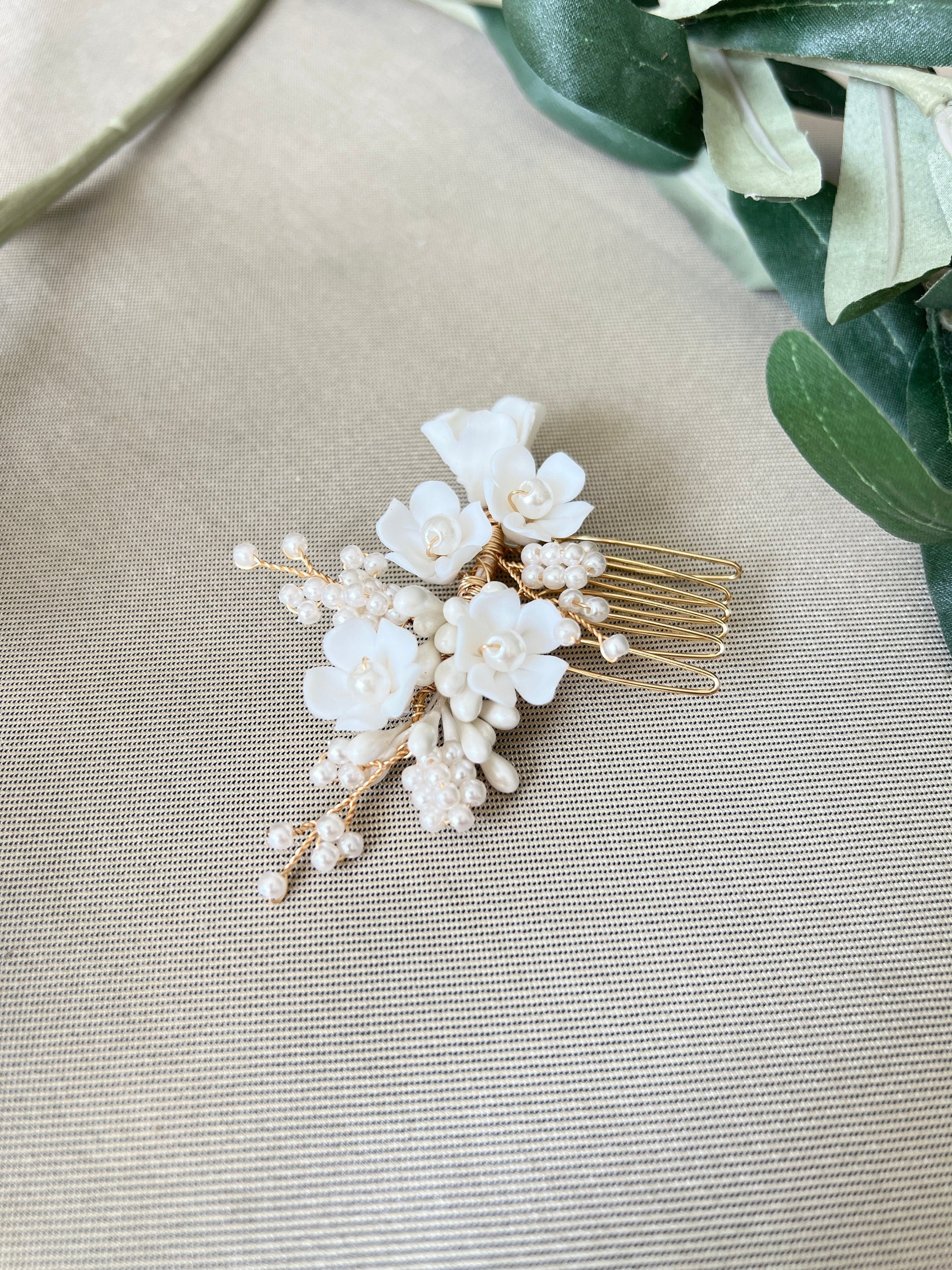 Haarschmuck mit weißen Keramik Blüten, gold Rosegold, Perlen, Haarkamm, Haarschmuck, Brautschmuck, Trauzeugin, Brautjungfern Schmuck-Brauthaarschmuck-Schmuckblüte