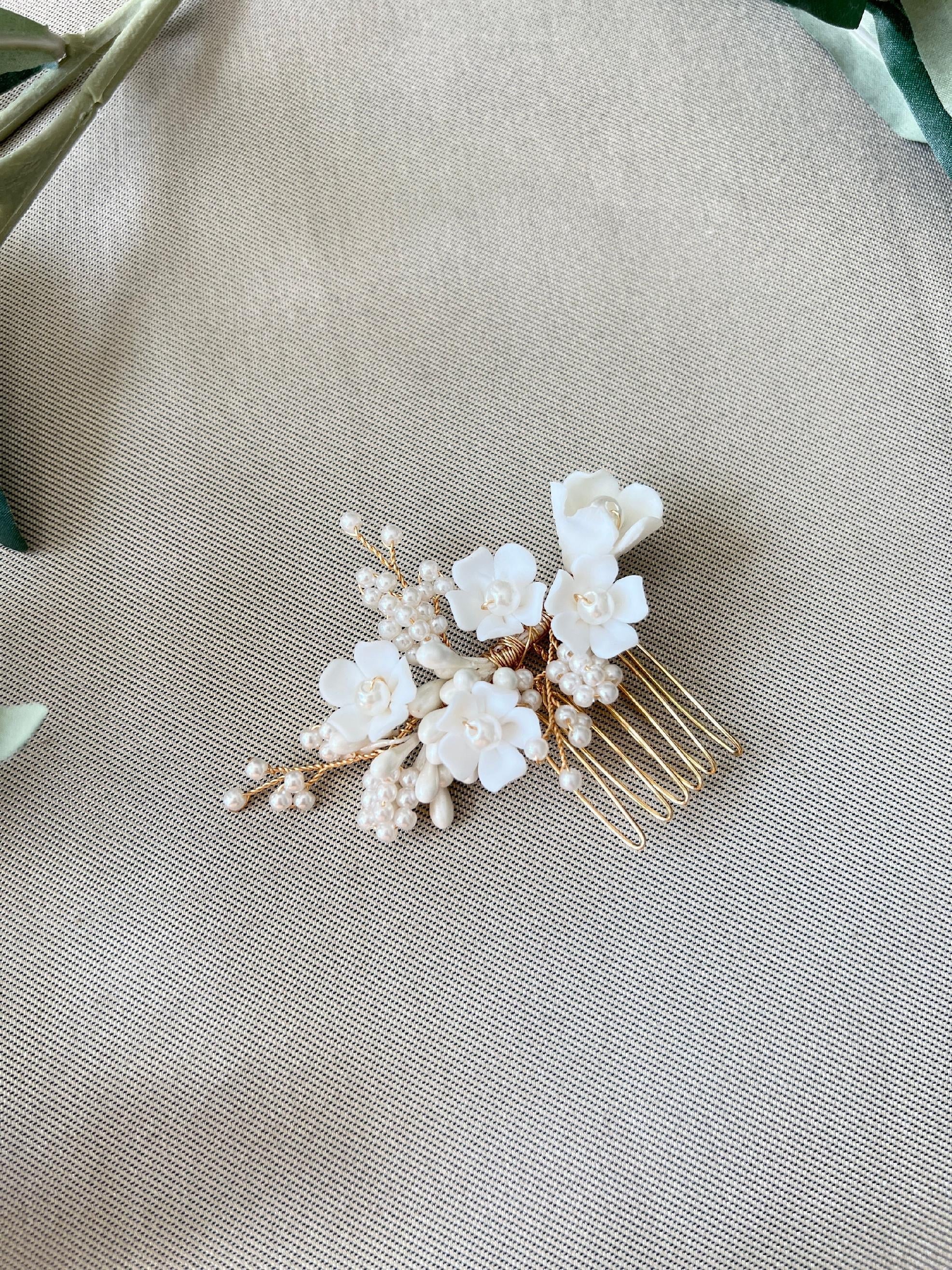 Haarschmuck mit weißen Keramik Blüten, gold Rosegold, Perlen, Haarkamm, Haarschmuck, Brautschmuck, Trauzeugin, Brautjungfern Schmuck-Brauthaarschmuck-Schmuckblüte