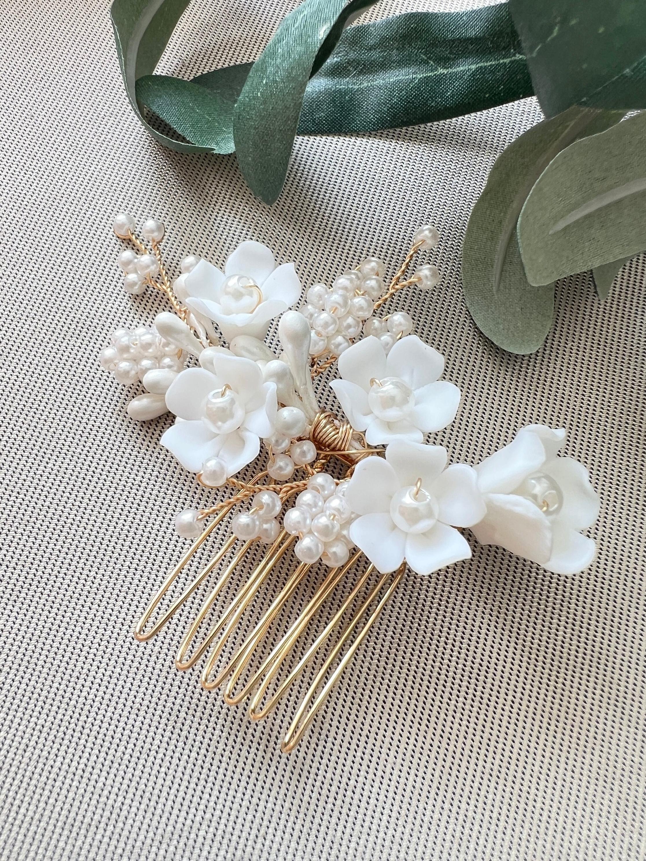 Haarschmuck mit weißen Keramik Blüten, gold Rosegold, Perlen, Haarkamm, Haarschmuck, Brautschmuck, Trauzeugin, Brautjungfern Schmuck-Brauthaarschmuck-Schmuckblüte