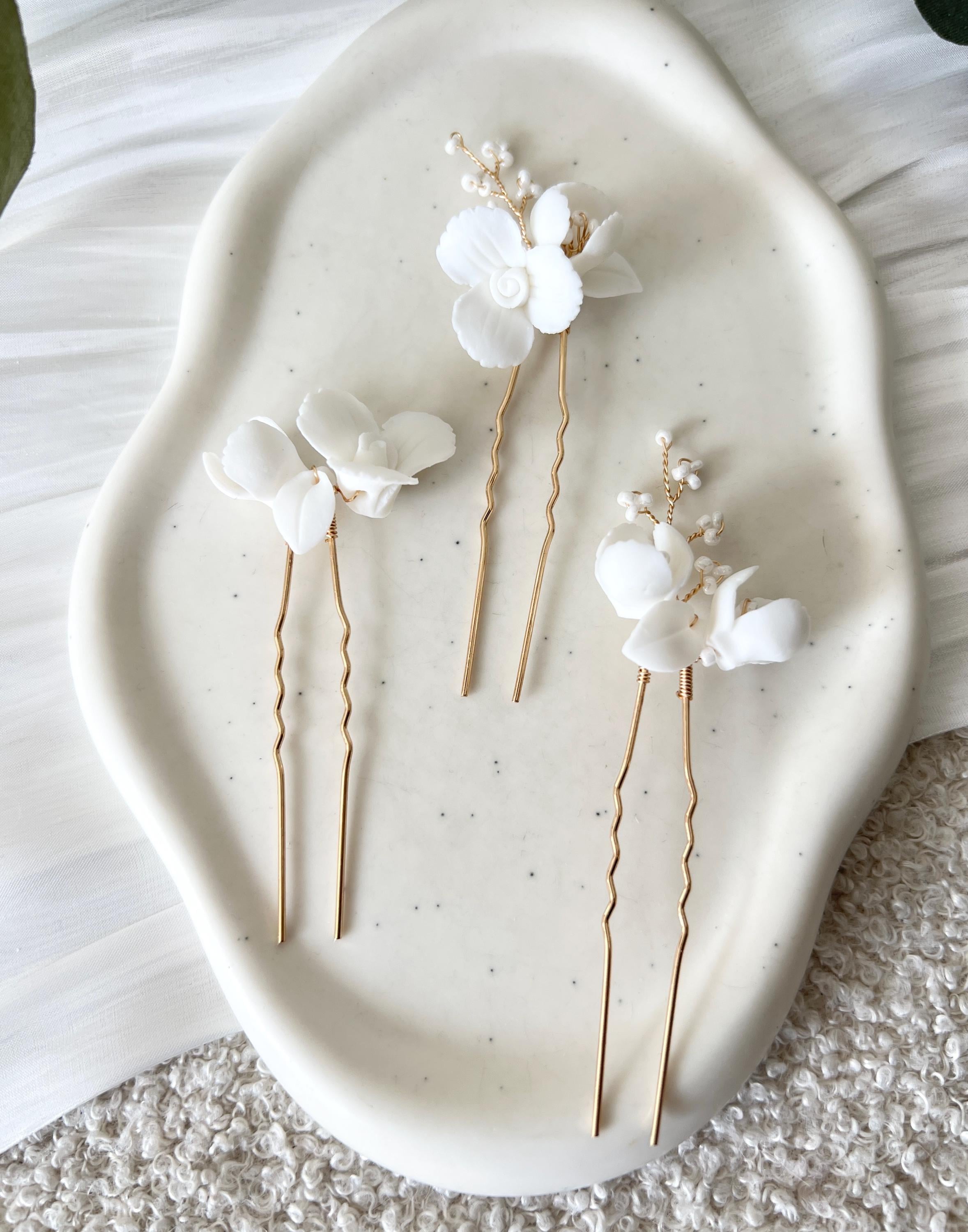 Haarnadeln, 3 Stück, Brautset, Gold, weiße Perlen, Couture-Blüten, Keramikblumen, weiße Blumen, Brautschmuck, Hochzeit, feiner Haarschmuck, Perlenschmuck, Brautjungfer, Schmuck Hochzeit