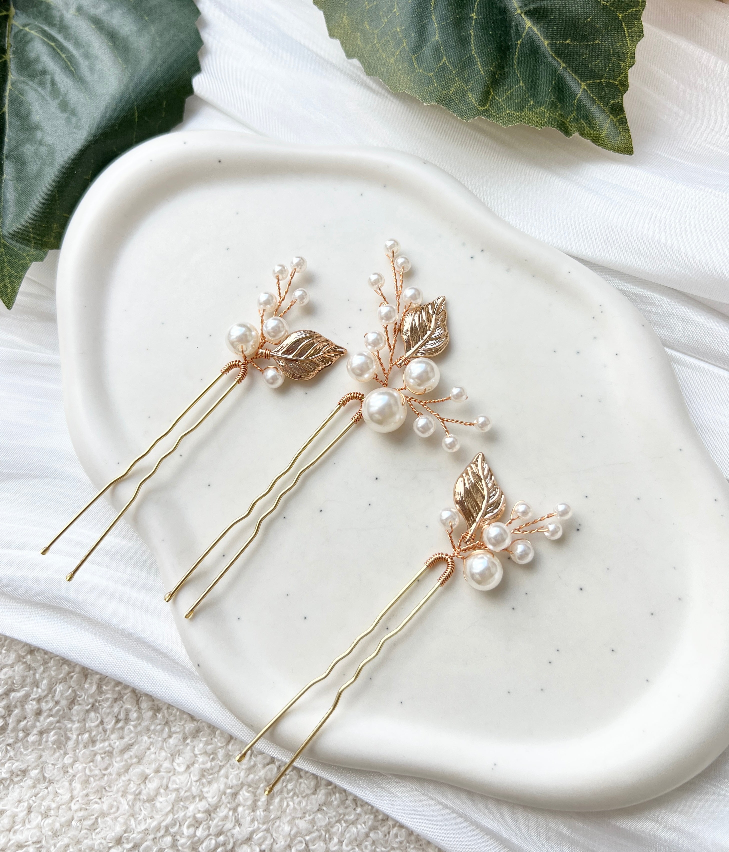 Haarnadeln, Gold, Haarschmuck Set, weiße Perlen und goldene Blätter, Brautschmuck, Brauthaarschmuck, Perlenschmuck, Schmuck Hochzeit