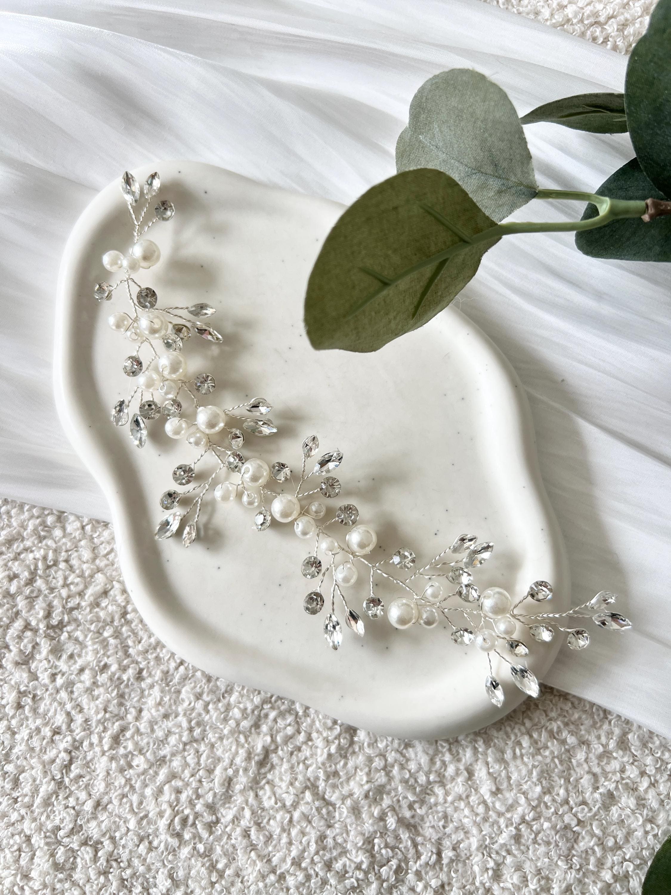 Haarschmuck fuer die Braut, Silber, Haarrebe mit funkelnden Strasssteinen und weissen feinen Perlen, Perlenschmuck, Brautschmuck, biegsamer Brauthaarschmuck, Haarband, Schmuck Hochzeit, Brautfrisur, Hochzeitsschmuck, Perlenhaarschmuck