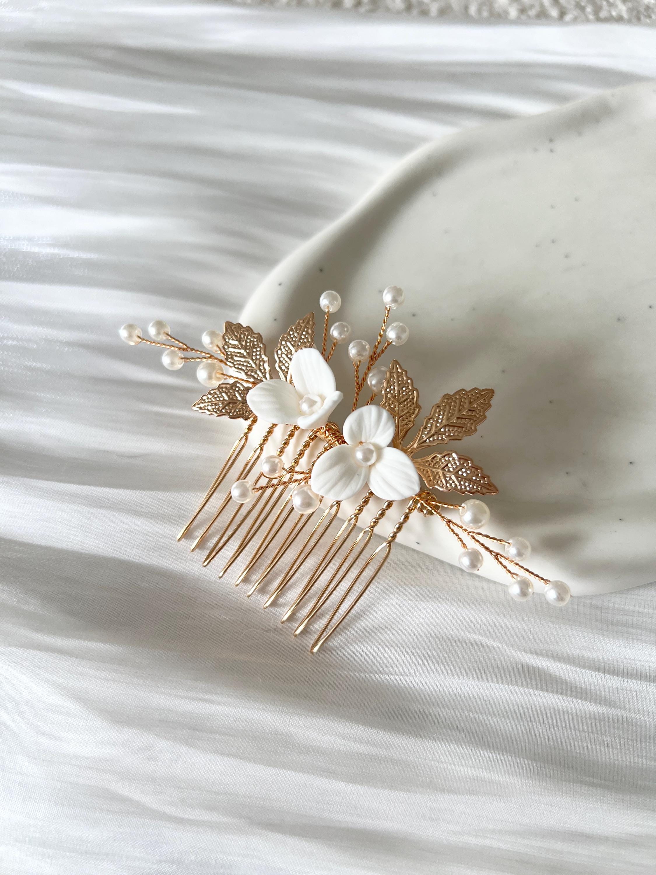 Haarschmuck mit weißen Blüten, warmes Gold, Roségold, Perlen, Braut, Haarkamm, Brautschmuck, Trauzeugin, Brautjungfer, Schmuck Hochzeit, feiner Perlenschmuck