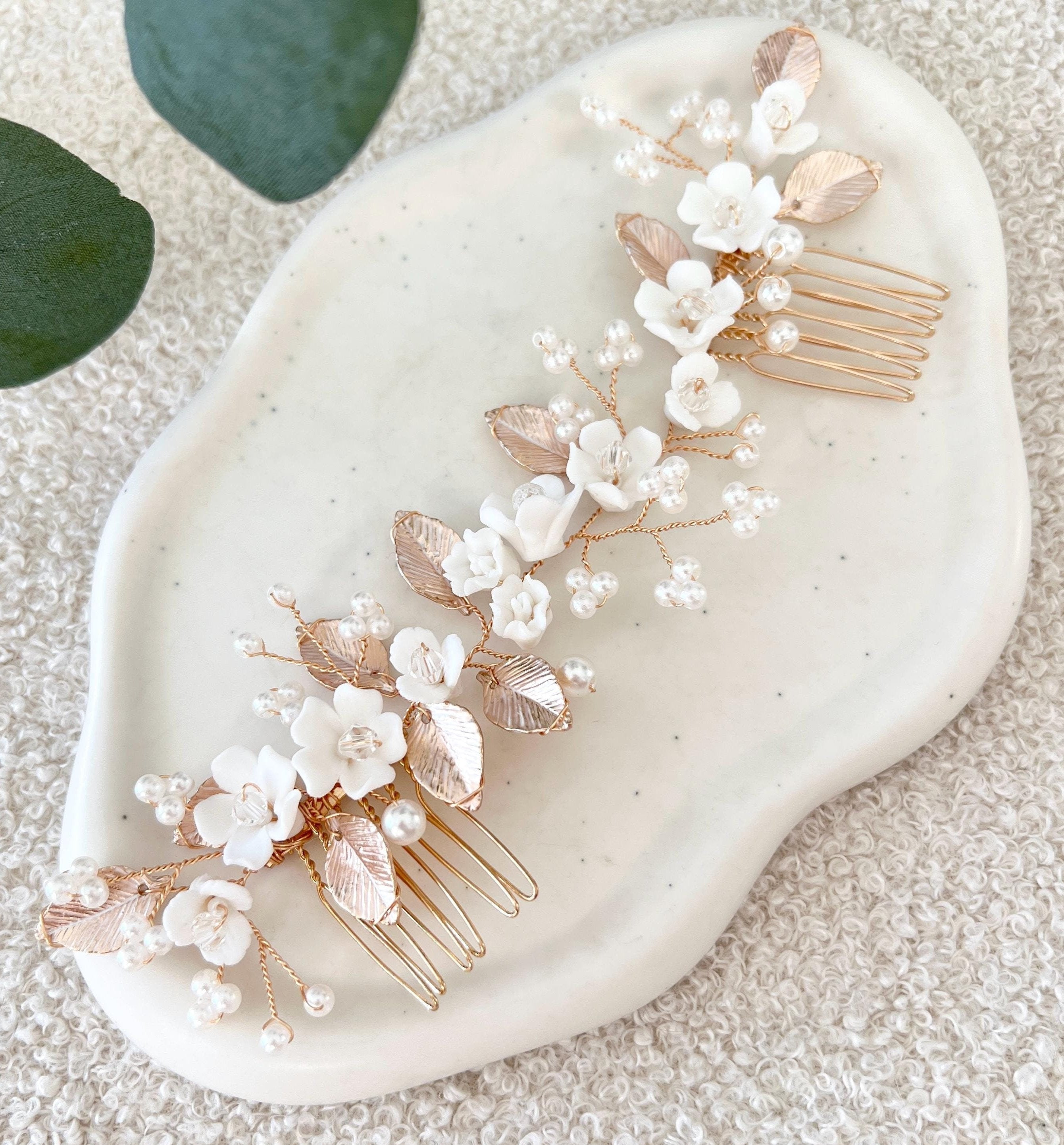 Haarschmuck, Haarrebe, zwei Haarkaemme, weiße Keramikblueten, Perlen, Perlenschmuck, Brautschmuck
