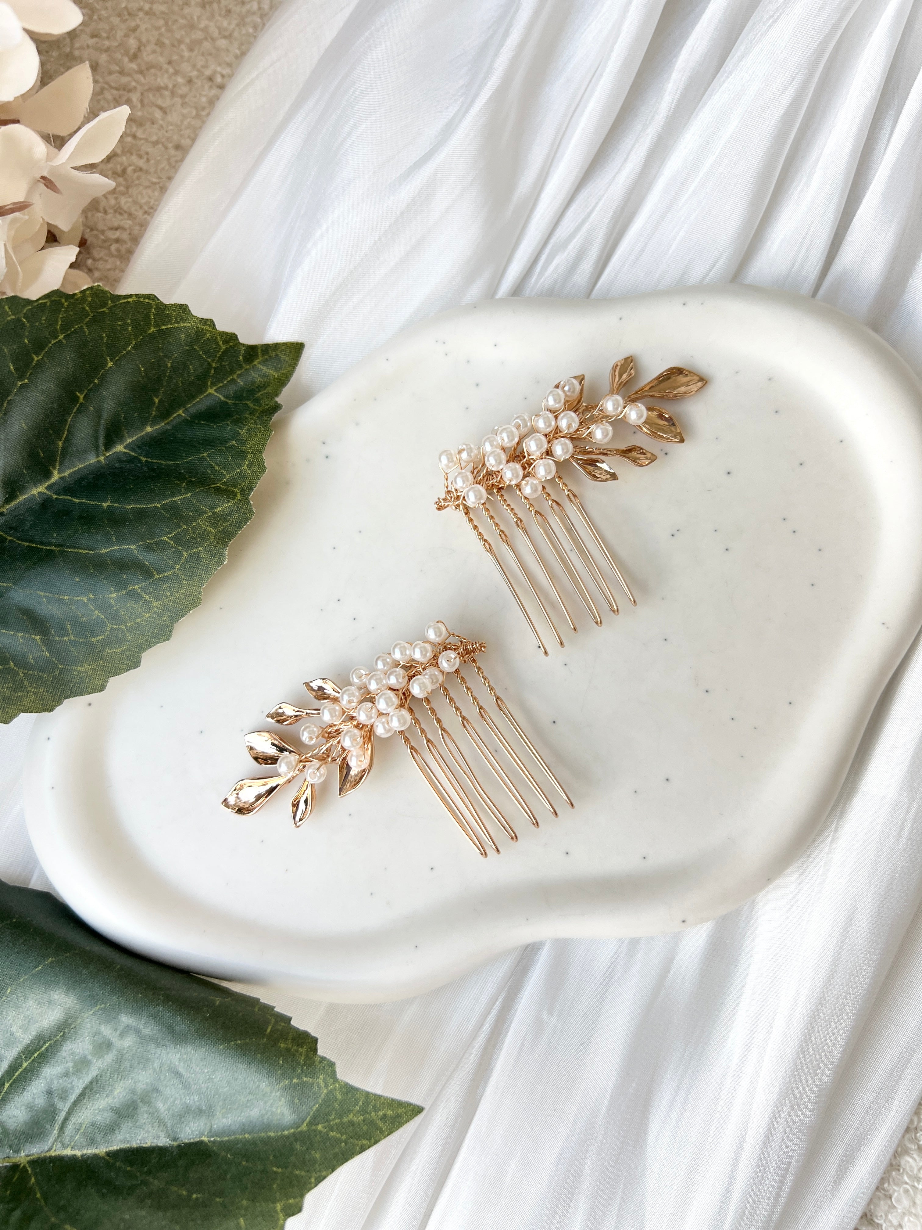 Moderner Haarschmuck, warmes Gold mit zarten weissen Perlen, Perlenschmuck, feiner Perlenhaarschmuck, Blaetter, eleganter Brautschmuck, hochwertiger Brauthaarschmuck fuer die Brautfrisur, Hochzeitsschmuck, Haarschmuckset, Weddinginspiration, Bridalinspo, Bridallook