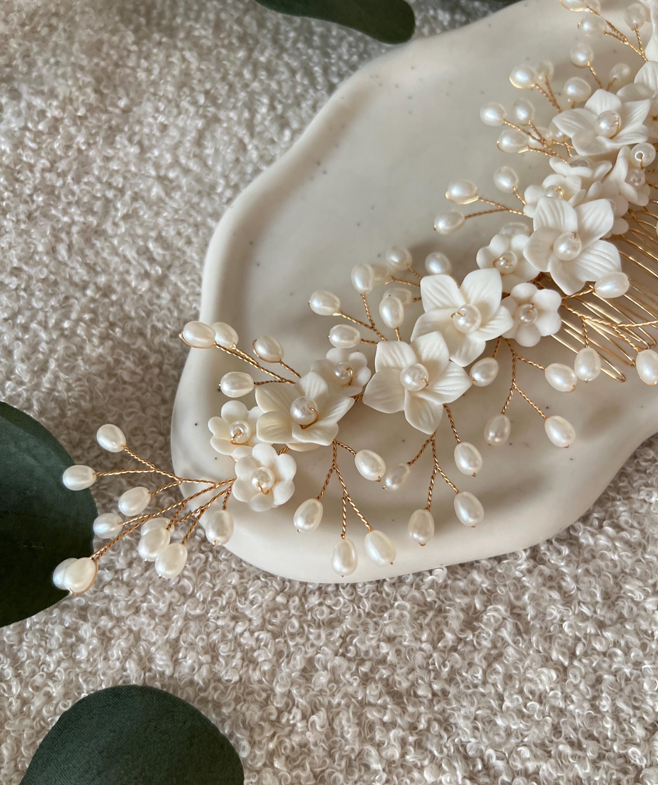 Haarschmuck, Keramik, weiße Blumen, Gold, Perlen, Perlenschmuck, Haarkamm Braut, Brautschmuck, Brauthaarschmuck, Schmuck Hochzeit