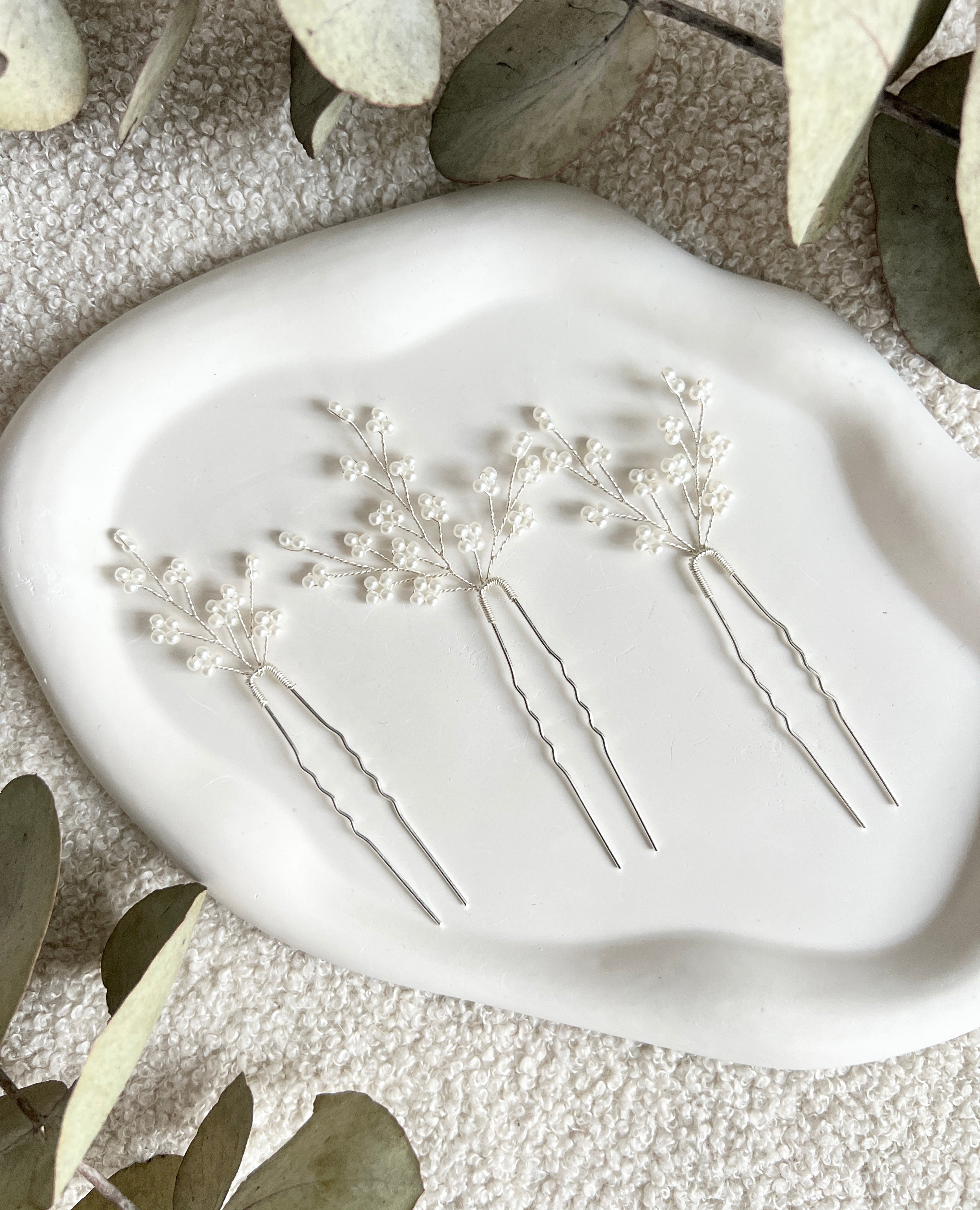 Haarschmuck, Set 3 Stück, Silber, Brautschmuck, Haarspangen, weiße zarte Perlen, Haarnadeln fuer die Braut, silberner Brauthaarschmuck, Brautfrisur, Weddinginspiration, Schmuck Hochzeit, Brauthaarschmuck, Brautset, feiner Perlenschmuck, Brautjungfern, Schmuckbluete
