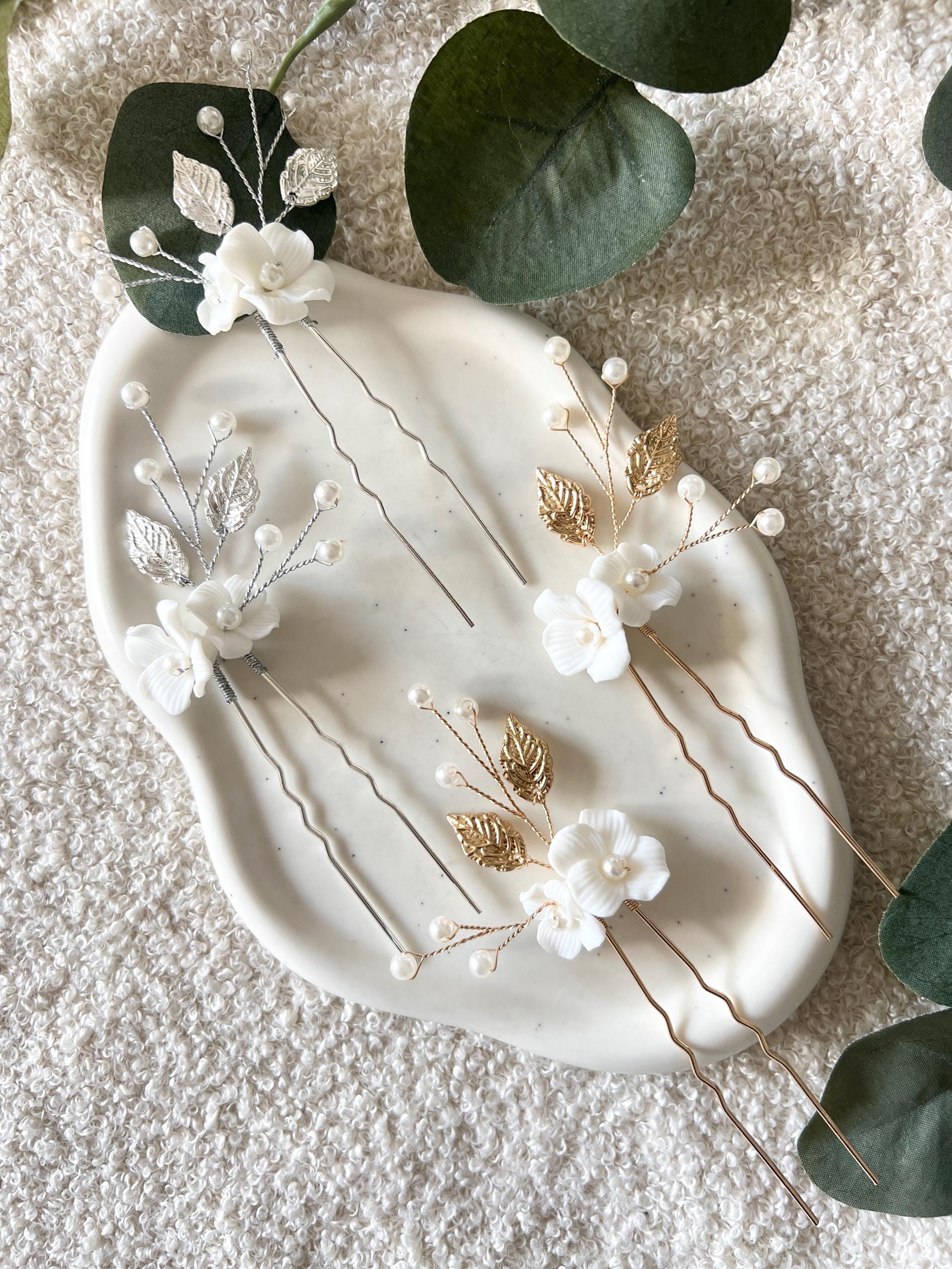 Feine Haarnadeln, Set 2 Stueck, Blumen aus Keramik, feiner goldener Schmuck, Haarschmuck fuer die Brautfrisur, weisser Bluetenschmuck, zarte Perlen und Strasssteine, eleganter Brautschmuck, moderner Perlenschmuck, luxurioeser Brauthaarschmuck, Perlenhaarschmuck, hochwertiger Hochzeitsschmuck, Schmuck Hochzeit, Weddinginspiration