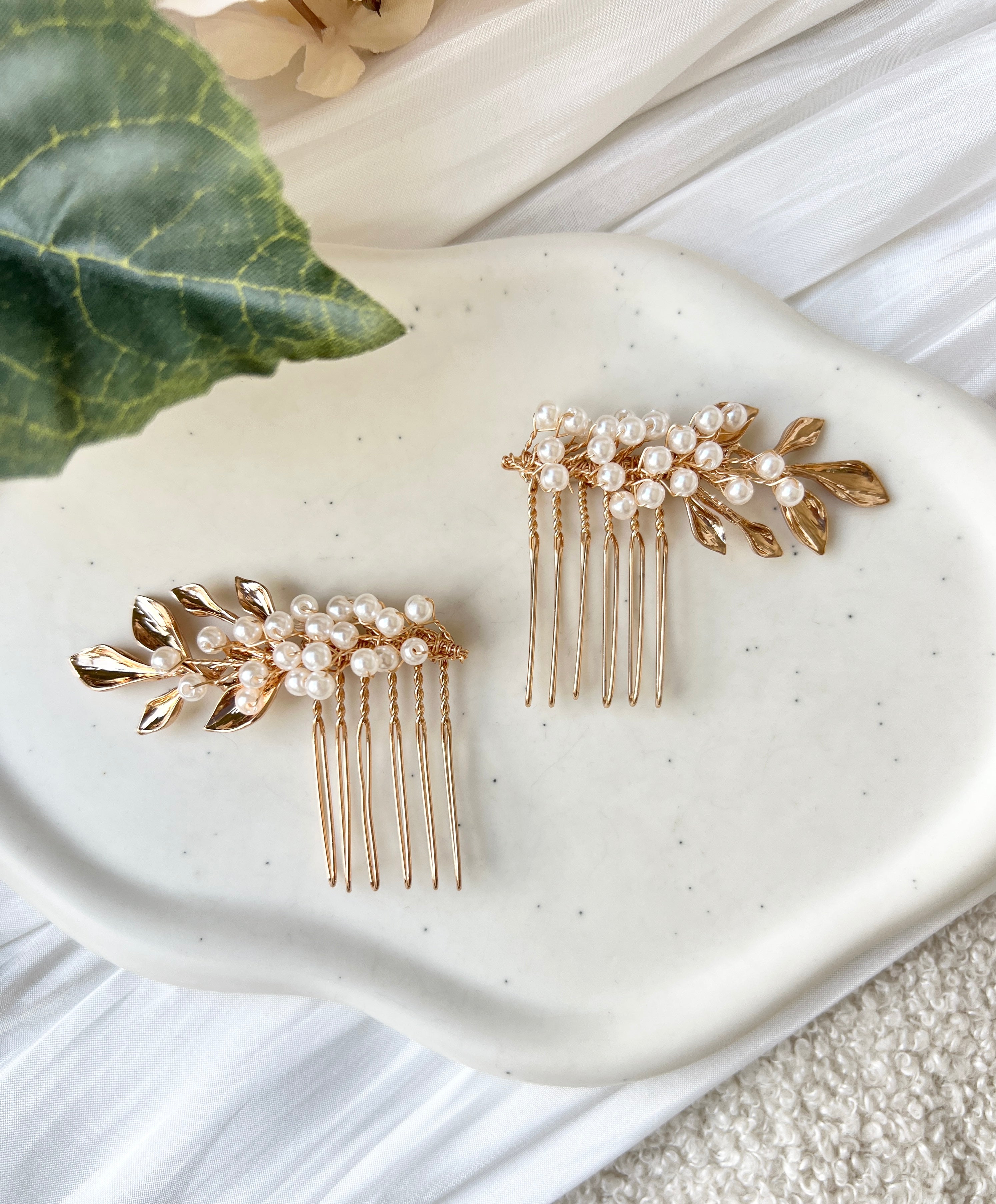 Moderner Haarschmuck, warmes Gold mit zarten weissen Perlen, Perlenschmuck, feiner Perlenhaarschmuck, Blaetter, eleganter Brautschmuck, hochwertiger Brauthaarschmuck fuer die Brautfrisur, Hochzeitsschmuck, Haarschmuckset, Weddinginspiration, Bridalinspo, Bridallook