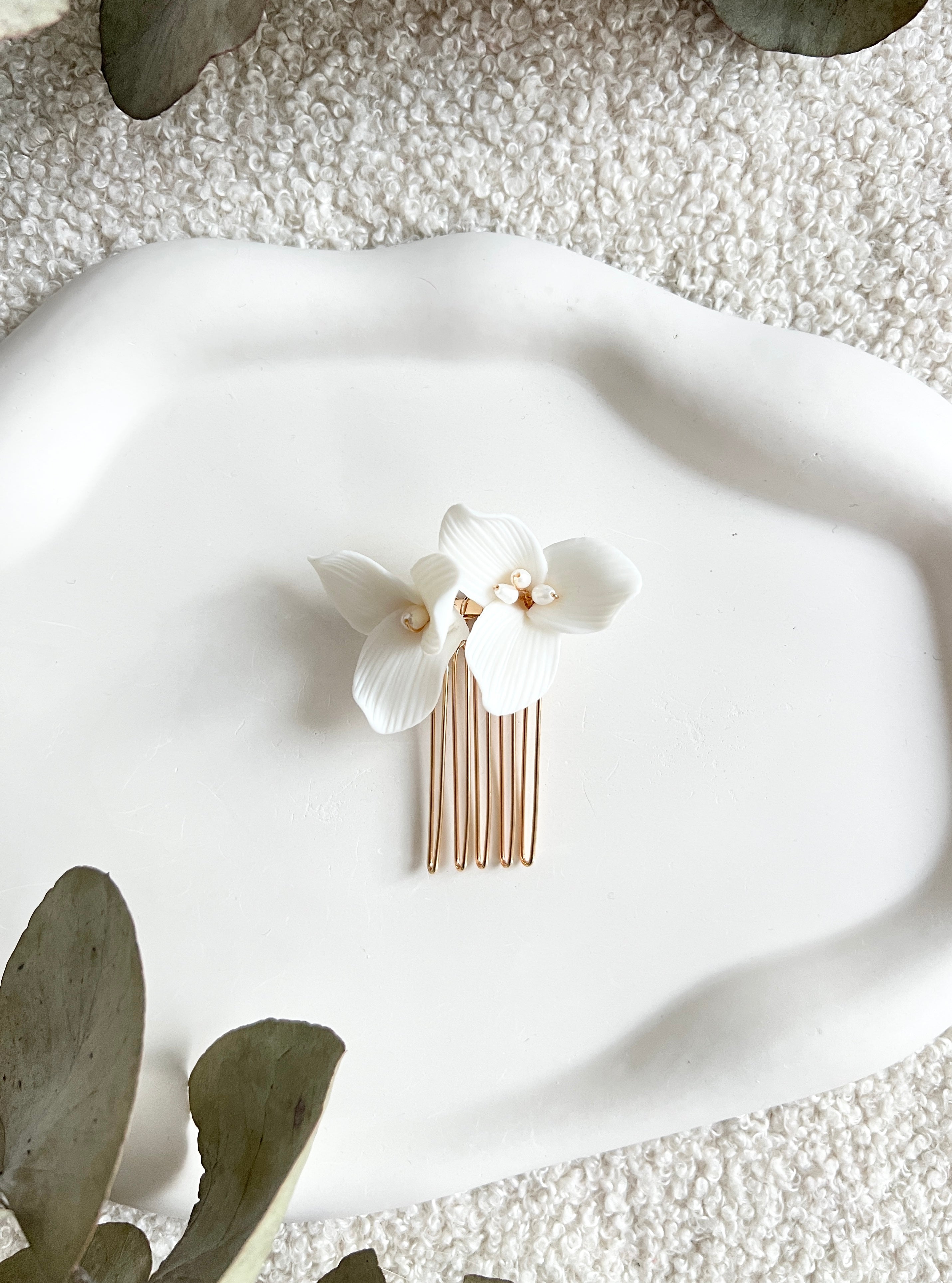 Haarkamm, Gold mit feinen weißen Keramikblüten, Blumenhaarschmuck, Brautschmuck, Standesamt, feine Blumen, weiße Perlen, Schmuck Hochzeit, goldene Haarspange, Haarschmuck, eleganter Brauthaarschmuck, Blütenschmuck, Brautfrisur, Weddinginspiration, Schmuckbluete