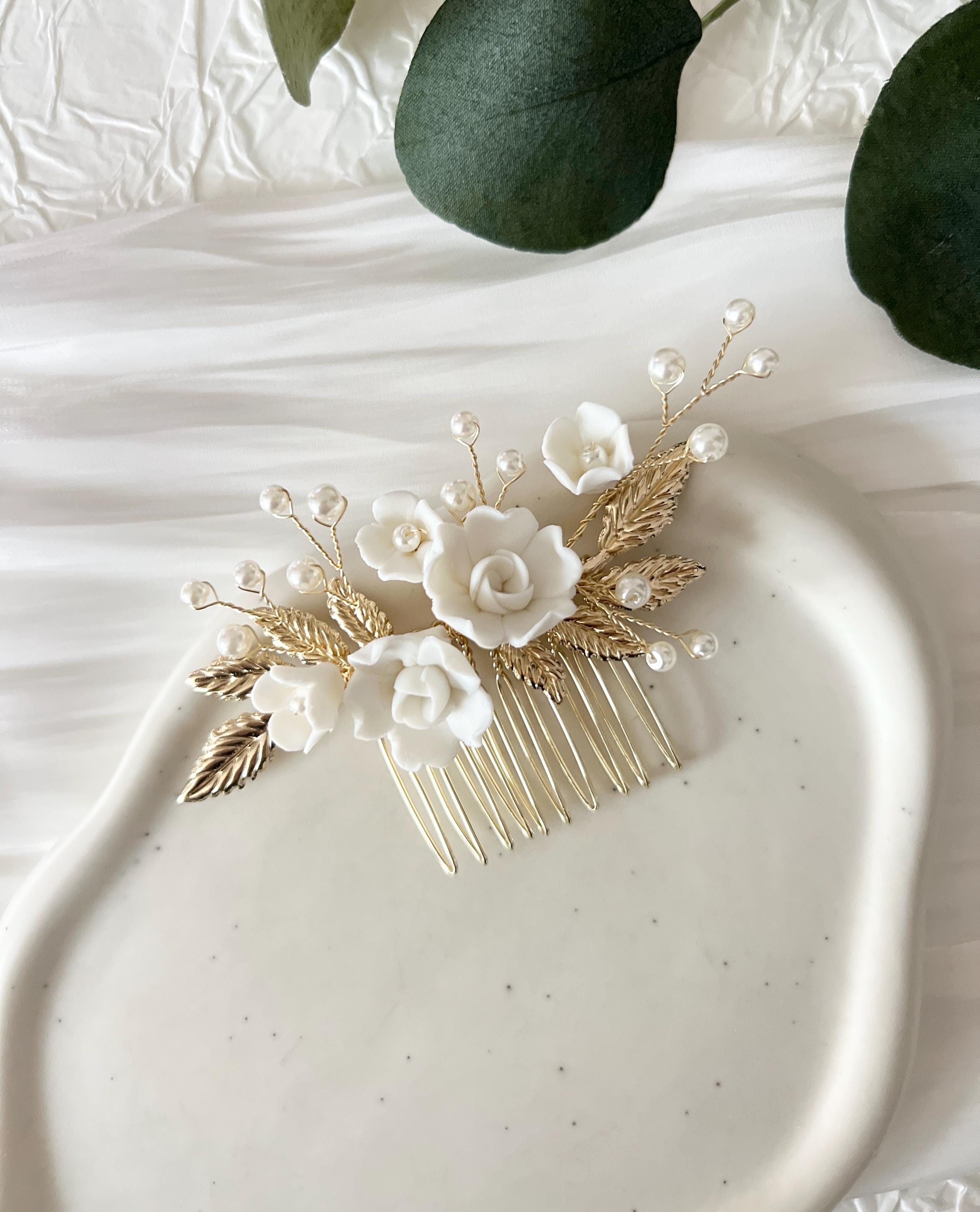 Feiner Haarkamm mit weissen Keramikblueten, Brauthaarschmuck, Gold, weisse Blumen, eleganter Brautschmuck, Brautfrisur, Weddinginspiration, Schmuck Hochzeit, Hochzeitsschmuck