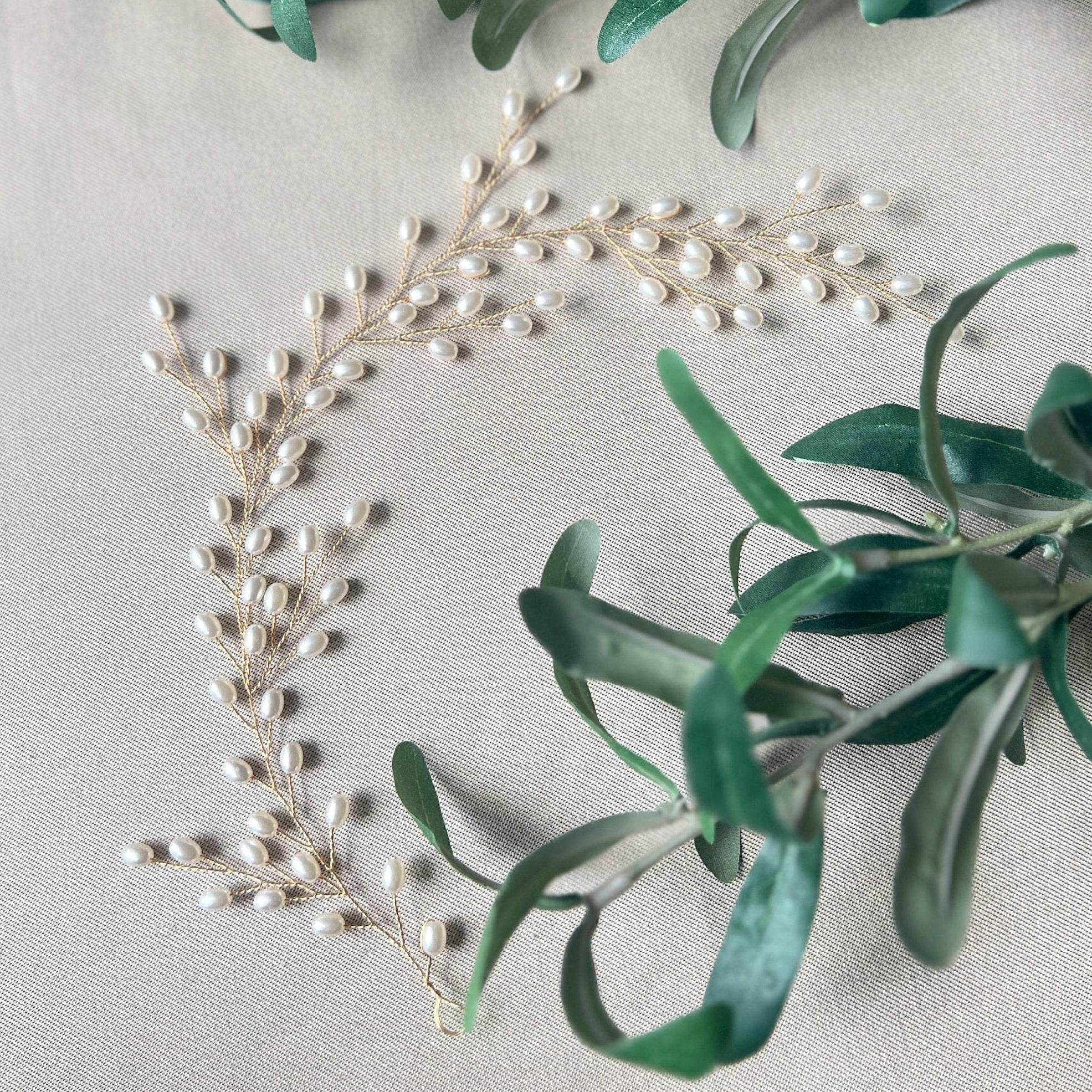 Haarschmuck, hellgold mit Perlen, moderner Perlenschmuck, feine Haarrebe, Brautfrisur, Hochzeitsschmuck, Brautschmuck, biegsames Hochzeitshaarband, Brauthaarschmuck, Schmuckbluete