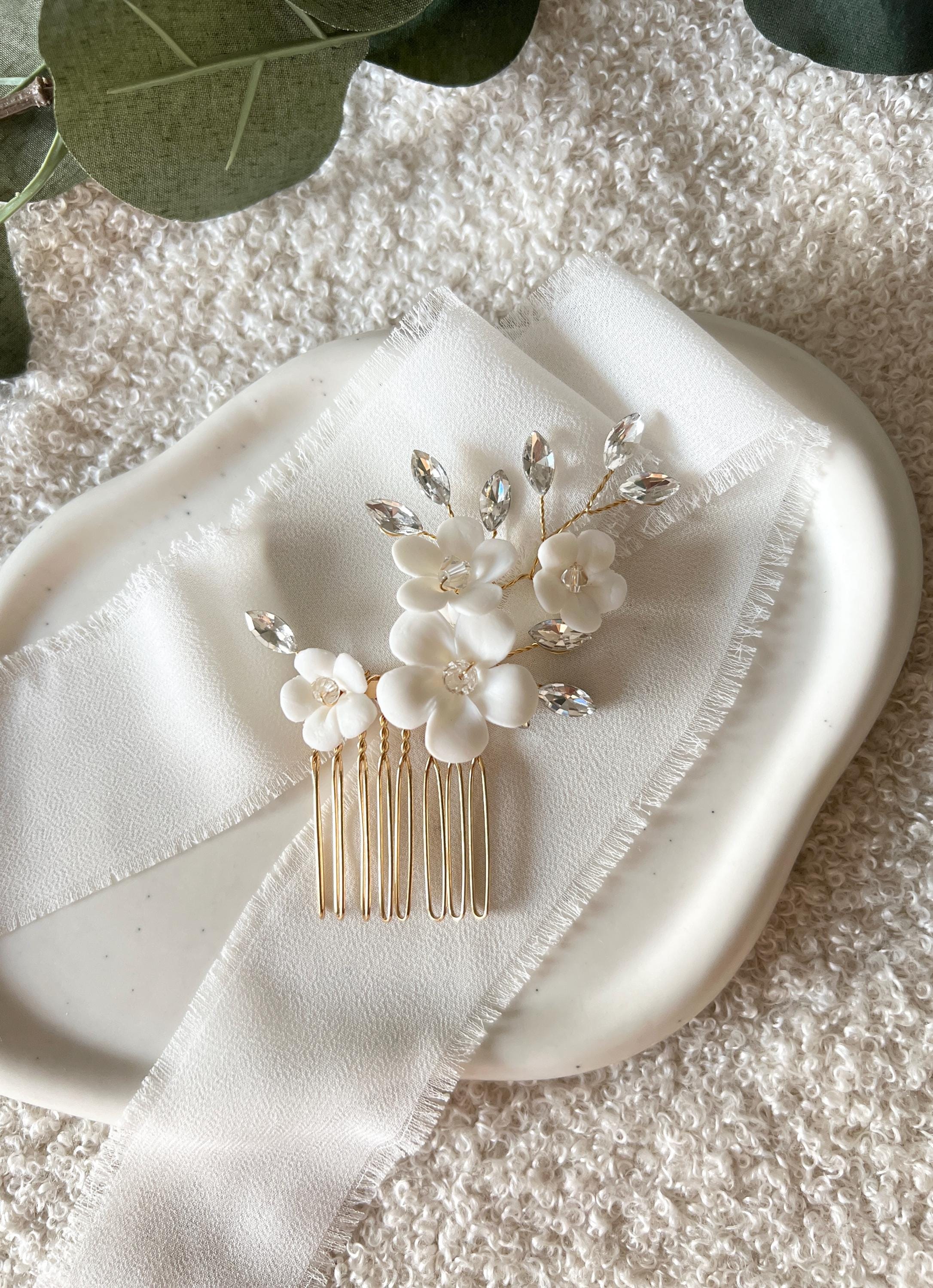 Haarkamm, Gold, weiße Blumen, goldener Schmuck Hochzeit, Keramikblüten, glänzende Strasssteine, transparente Perlen, Haarschmuck Brautjungfer, Brautschmuck, Schmuckbluete