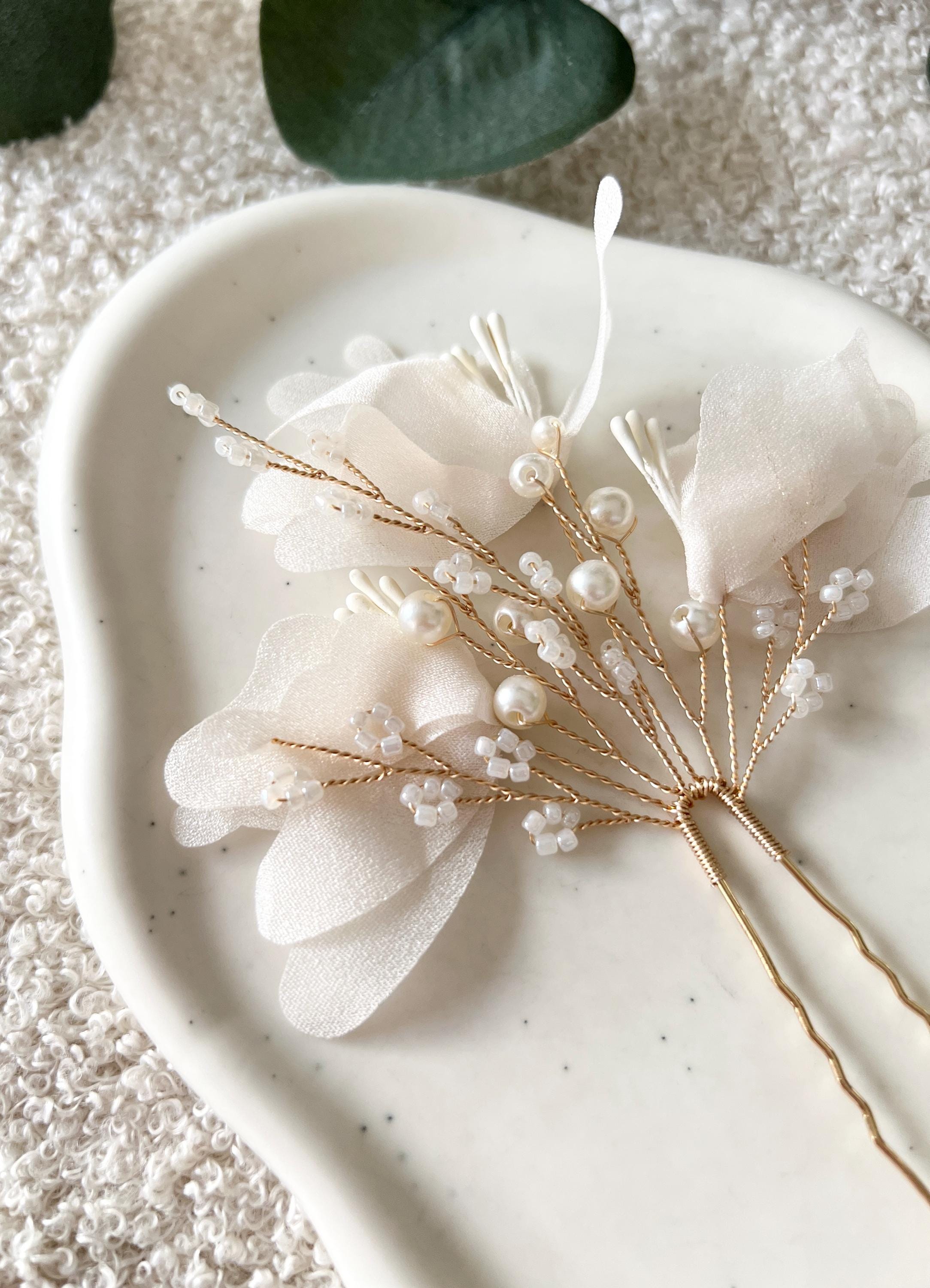 Haarnadel, gold, Blütenblätter, feine weisse Perlen, Brautschmuck, Hochzeit, Hochzeitsschmuck, eleganter Brauthaarschmuck