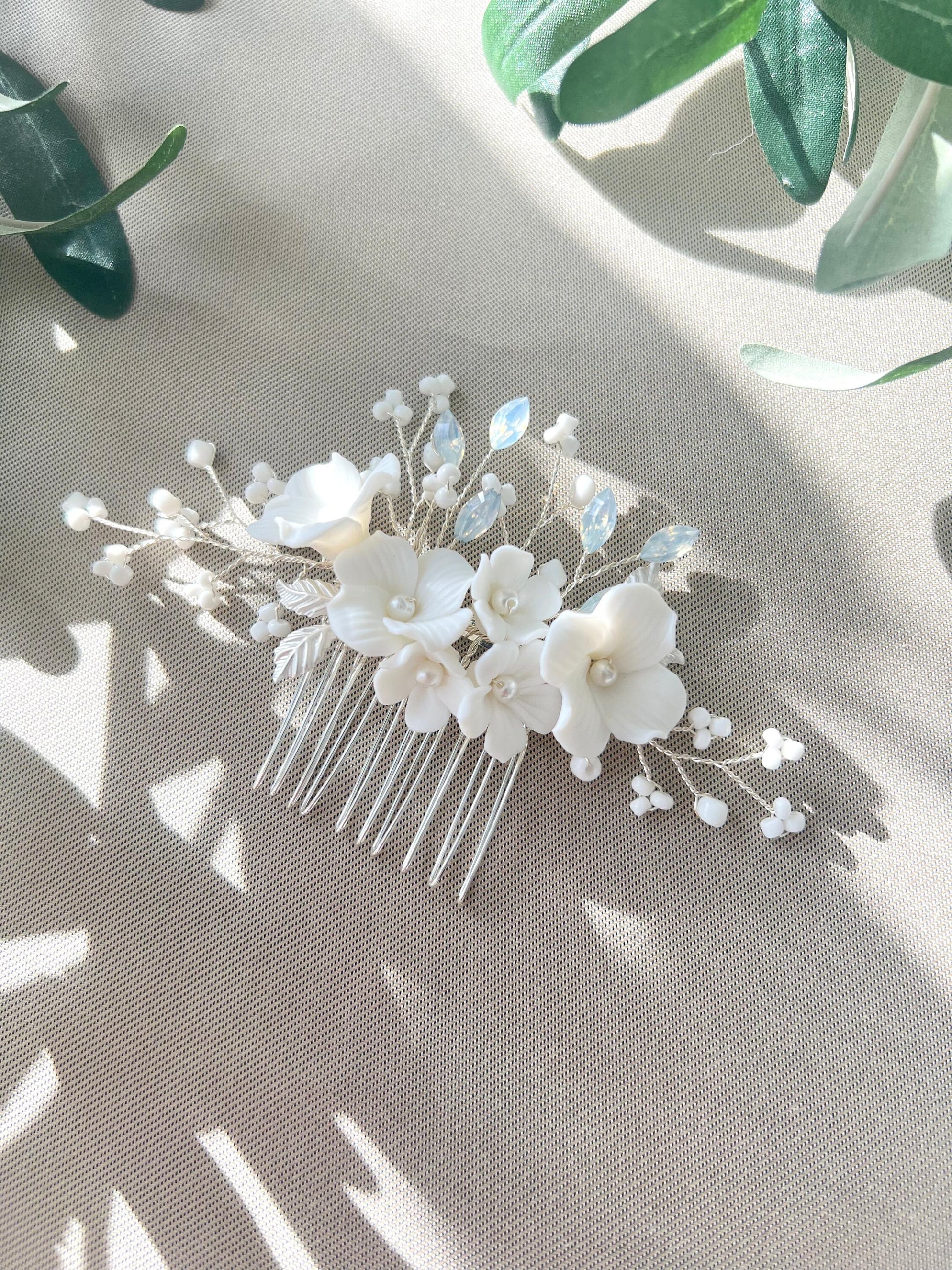 Haarkamm, Brautschmuck, feiner Brauthaarschmuck, Silber, Keramikblueten, weiße Porzellanblumen, Haarschmuck mitweissen Perlen, Perlenschmuck Hochzeit, Hochzeitsschmuck, blaeuliche Strasssteine_ Brautfrisur_Schmuckbluete