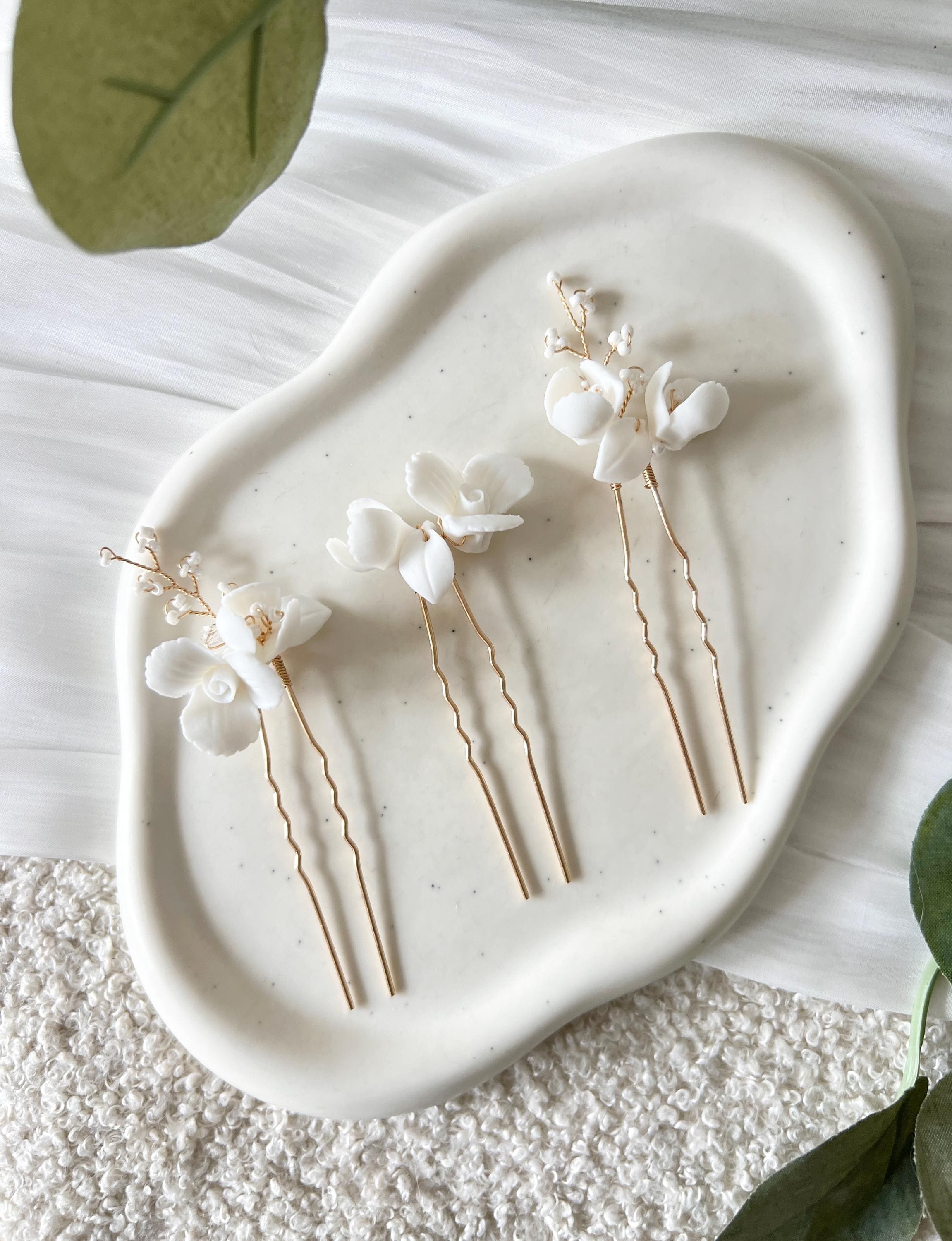 Haarnadeln, 3 Stück, Brautset, Gold, weiße Perlen, Couture-Blüten, Keramikblumen, weiße Blumen, Brautschmuck, Hochzeit, feiner Haarschmuck, Perlenschmuck, Brautjungfer, Schmuck Hochzeit