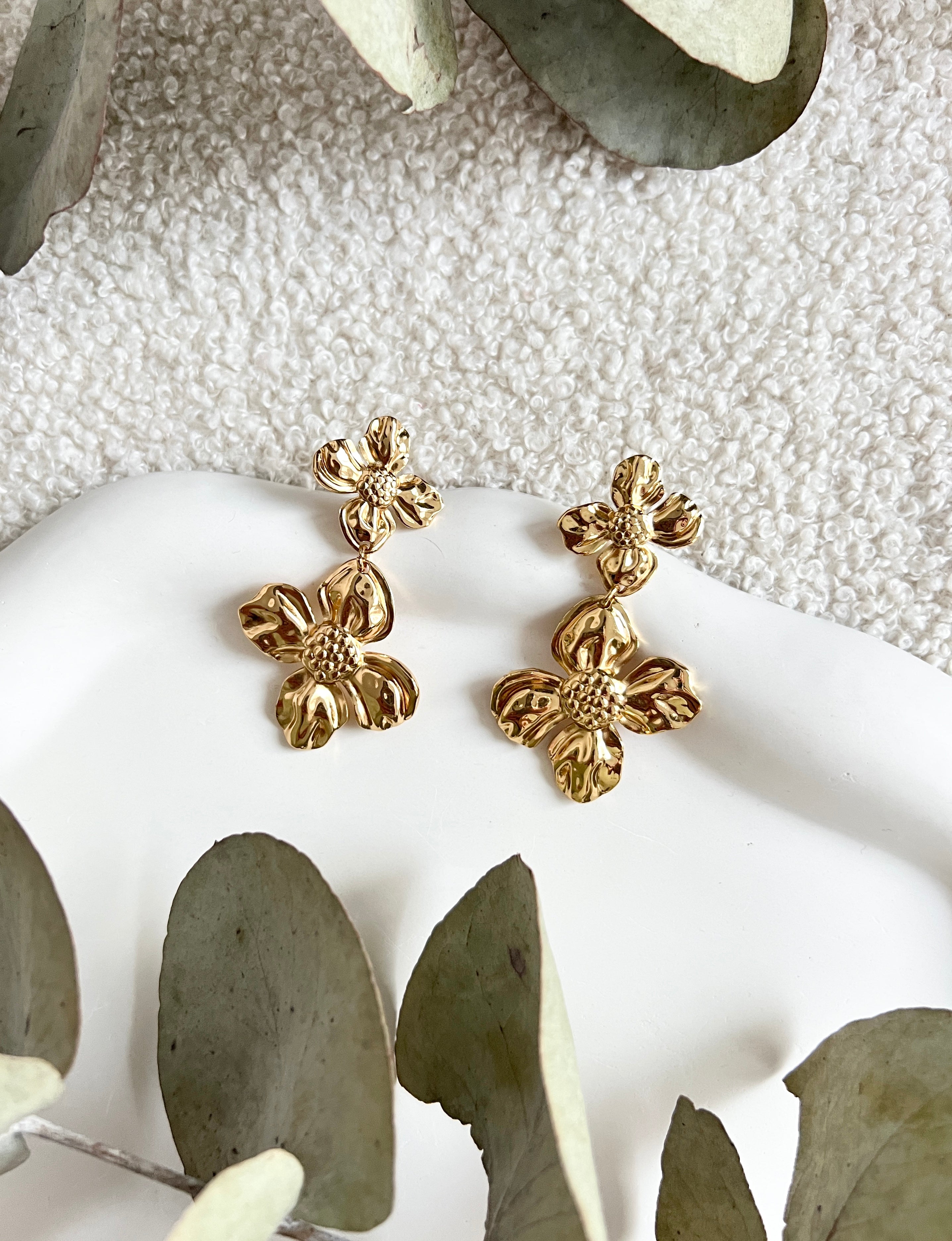 Goldene große Brautohrringe, moderne Ohrringe mit glaenzenden Blumen, feine Brautohrringe, Schmuck Hochzeit, lange Haengeohrringe, Ohrstecker, Brautjungfer, Damenschmuck, Ohrschmuck Frauen, eleganter Brautschmuck, Schmuckbuete