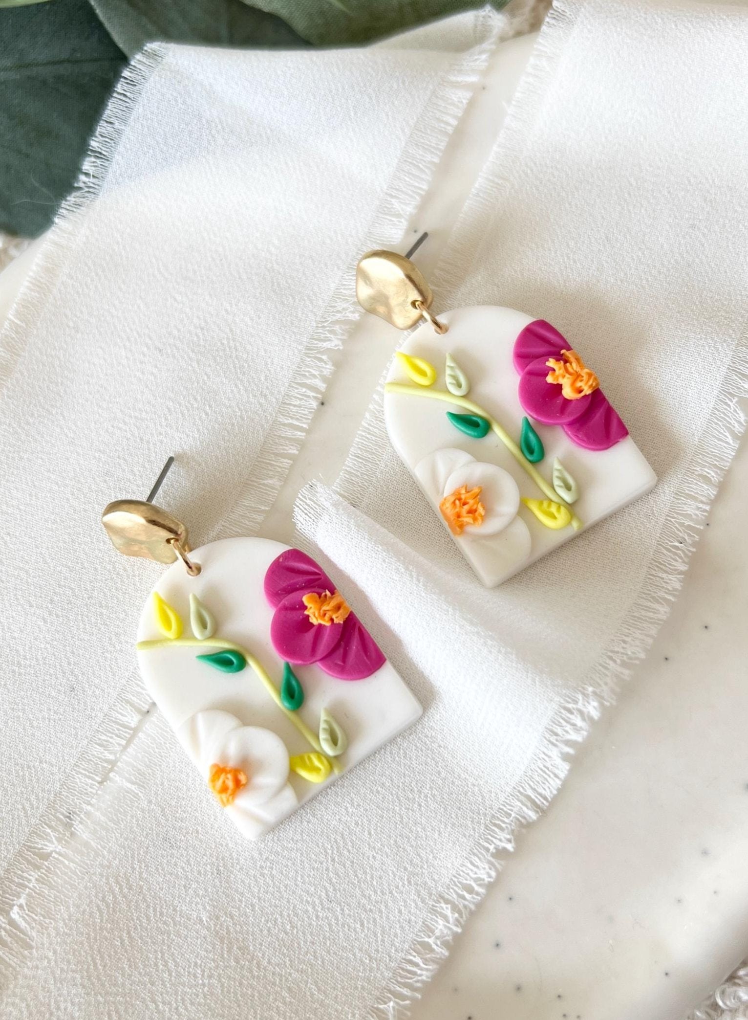 Ohrringe Blumen, Polymer Clay, Schmuck Hochzeit, Brautjungfer, 3D-Blüten, Hängeohrringe, weiß, bunt, gold, auffallende Ohrstecker