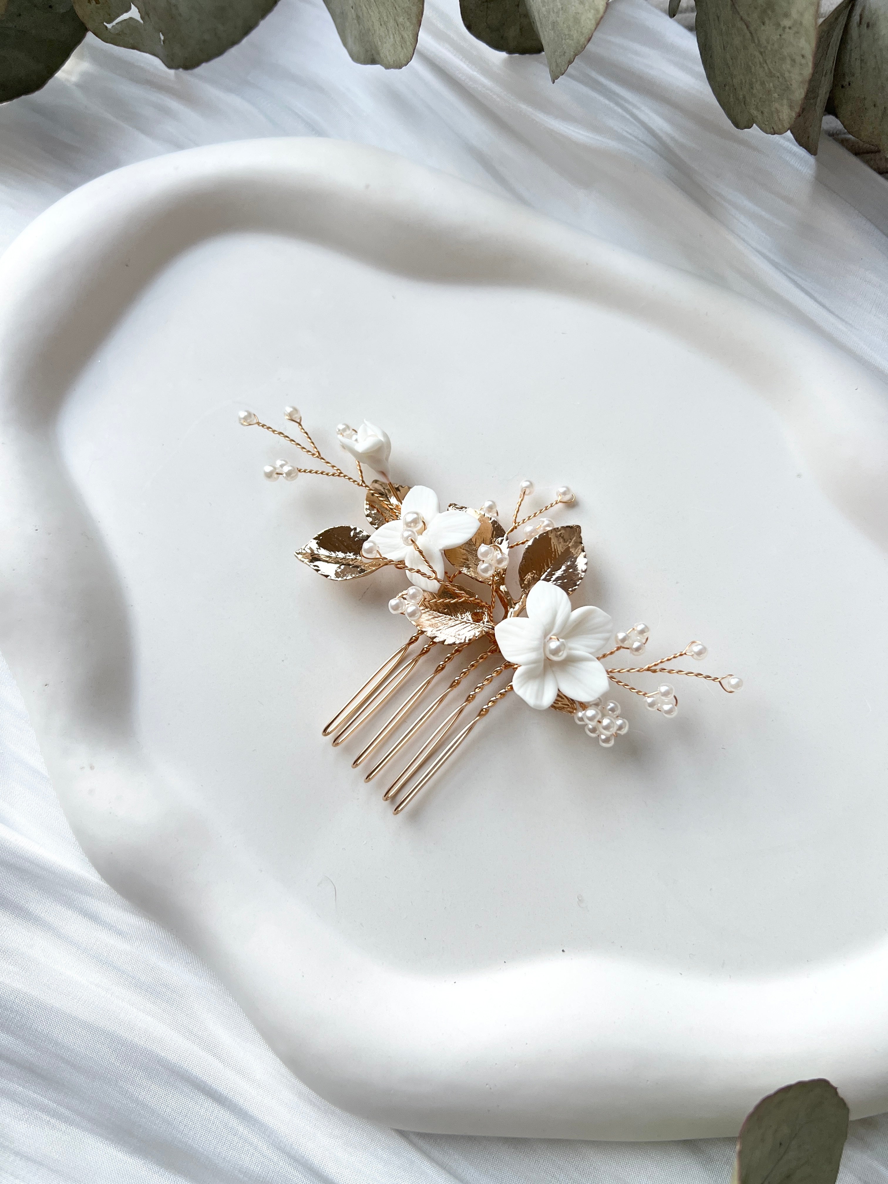 Haarschmuck mit weißen Blumen, feinen Perlen und glaenzenden Goldenen Blättern, Gold, Haarkamm, Brautfrisur, Blueten, Brautschmuck, Hochzeit, Brauthaarschmuck, Perlenschmuck