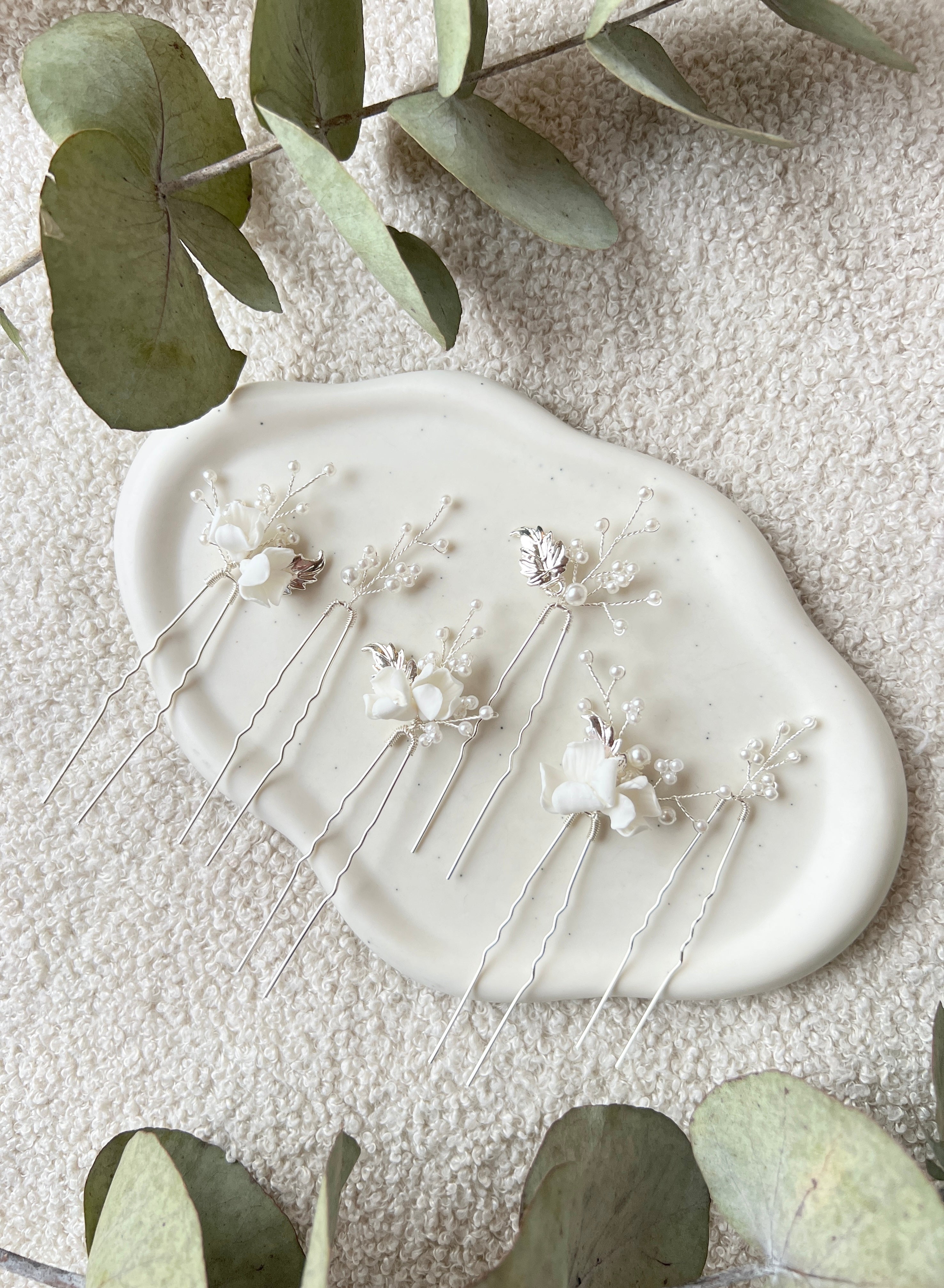 Brauthaarschmuck, Set Haarnadeln, Brautfrisur, Silber, weiße feine Perlen und zarte Blüten, Blumenhaarschmuck, Brautschmuck, Haarspangen für die Hochzeit, Schmuckbluete