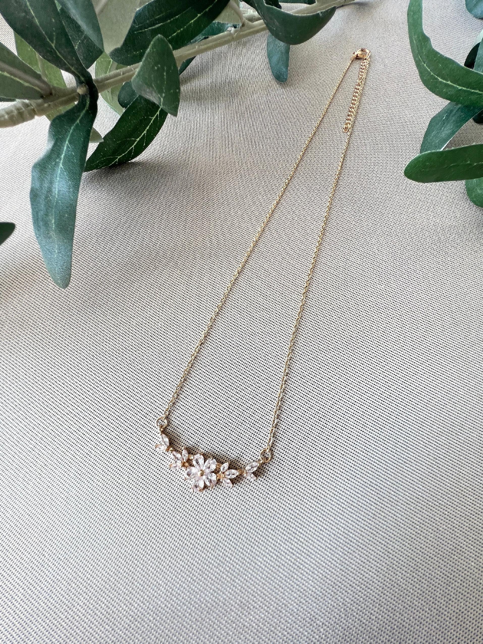 Halskette Braut mit funkelnden Zirkoniasteinen, gold, Blumen, Braut Halskette floral, Brautschmuck, Trauzeugin, Brautjungfer, Frauen - Gold-Halskette-Schmuckblüte