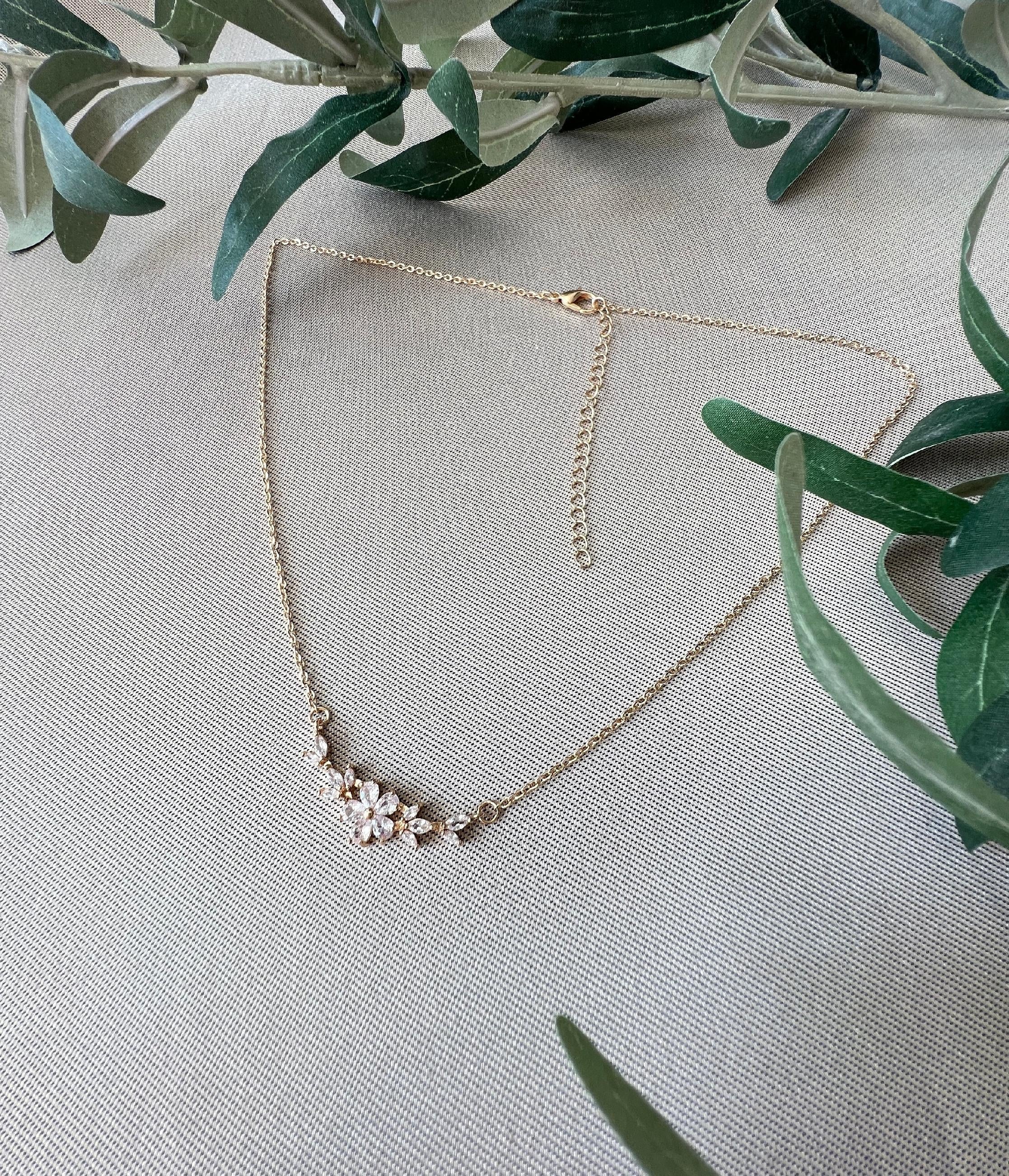 Halskette Braut mit funkelnden Zirkoniasteinen, gold, Blumen, Braut Halskette floral, Brautschmuck, Trauzeugin, Brautjungfer, Frauen - Gold-Halskette-Schmuckblüte