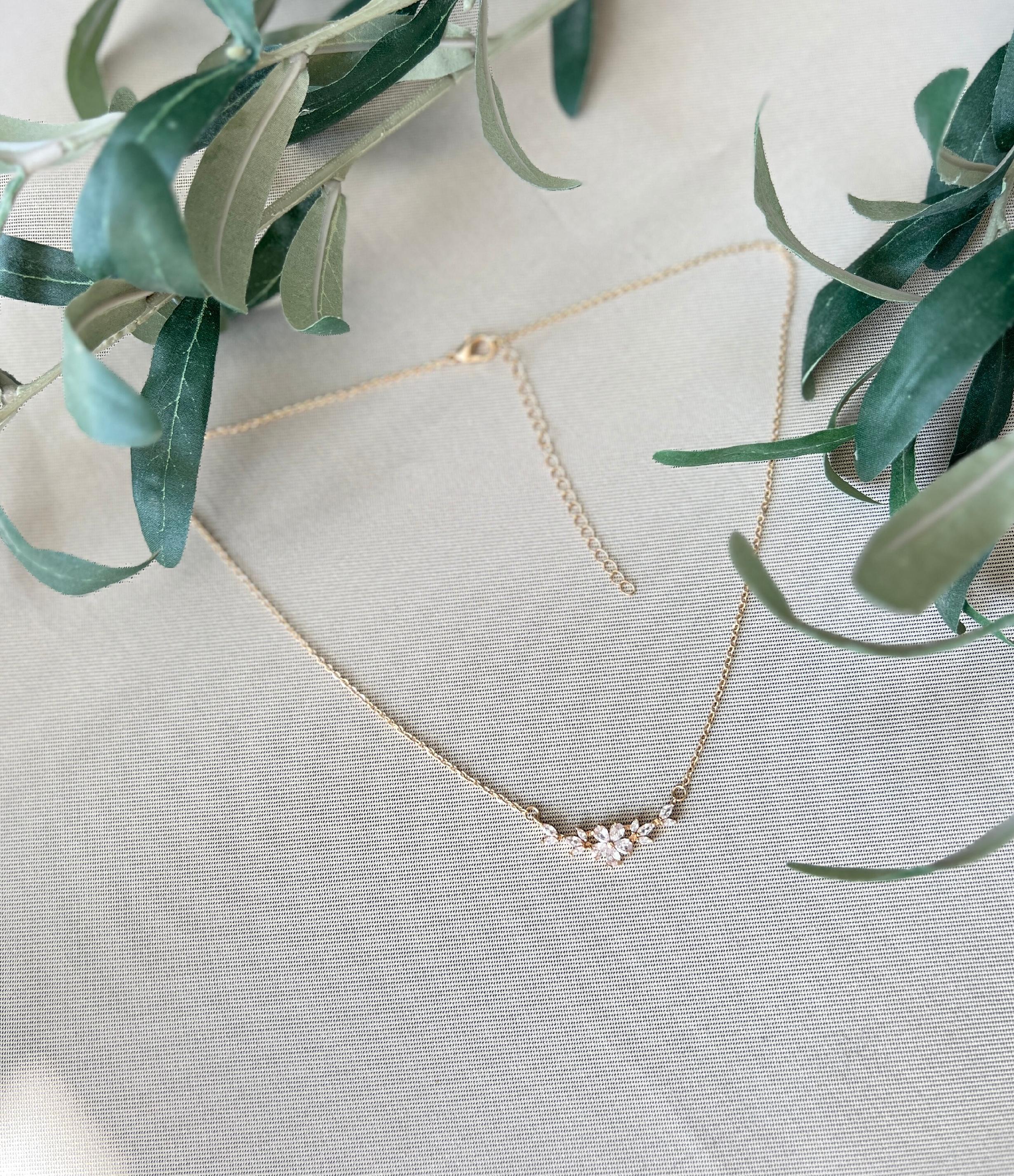 Halskette Braut mit funkelnden Zirkoniasteinen, gold, Blumen, Braut Halskette floral, Brautschmuck, Trauzeugin, Brautjungfer, Frauen - Gold-Halskette-Schmuckblüte