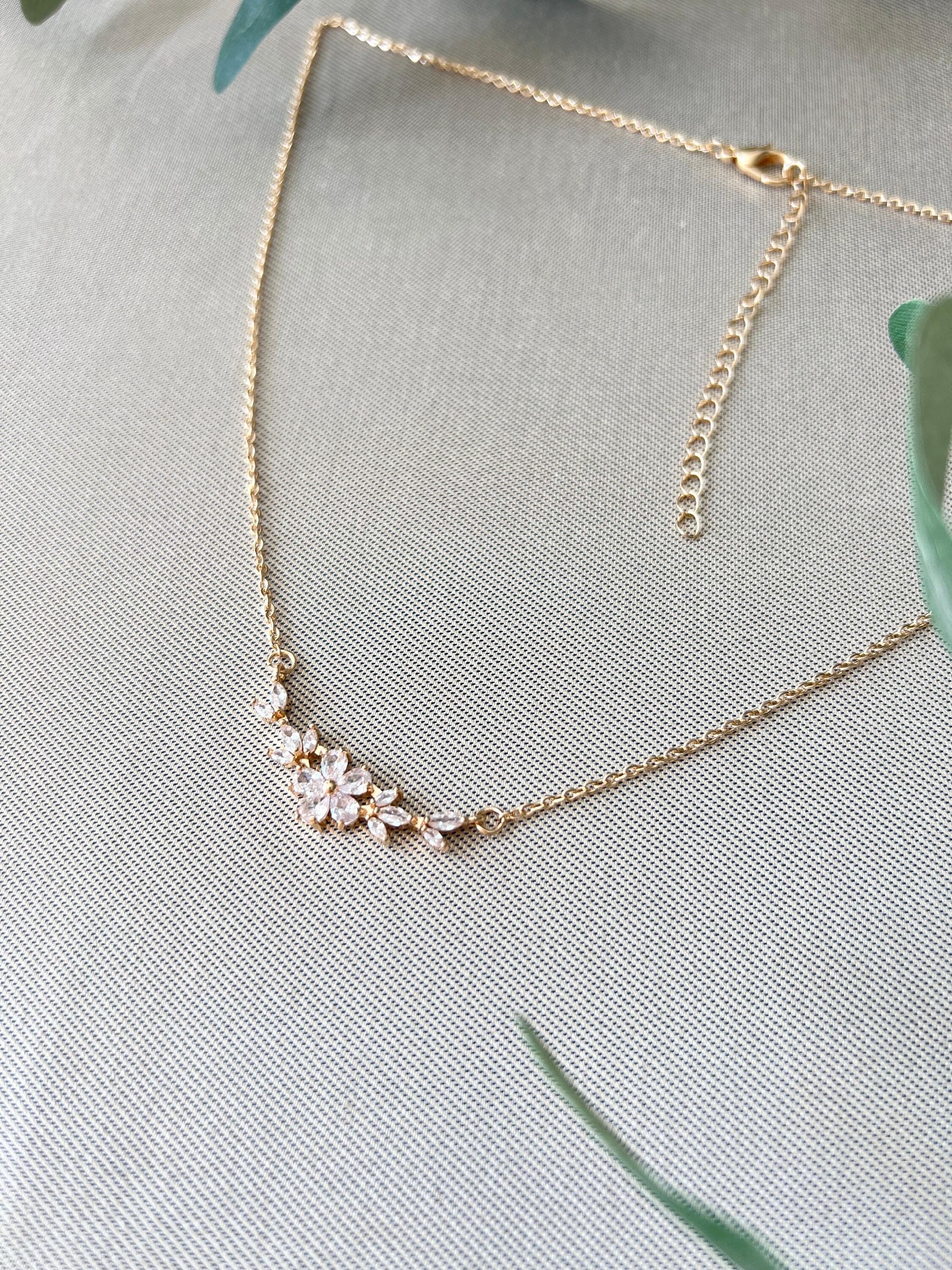 Halskette Braut mit funkelnden Zirkoniasteinen, gold, Blumen, Braut Halskette floral, Brautschmuck, Trauzeugin, Brautjungfer, Frauen - Gold-Halskette-Schmuckblüte