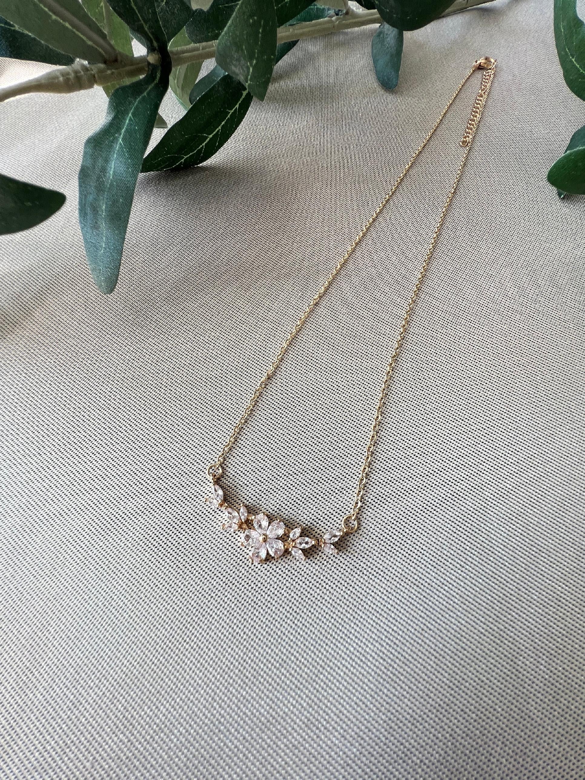 Halskette Braut mit funkelnden Zirkoniasteinen, gold, Blumen, Braut Halskette floral, Brautschmuck, Trauzeugin, Brautjungfer, Frauen - Gold-Halskette-Schmuckblüte