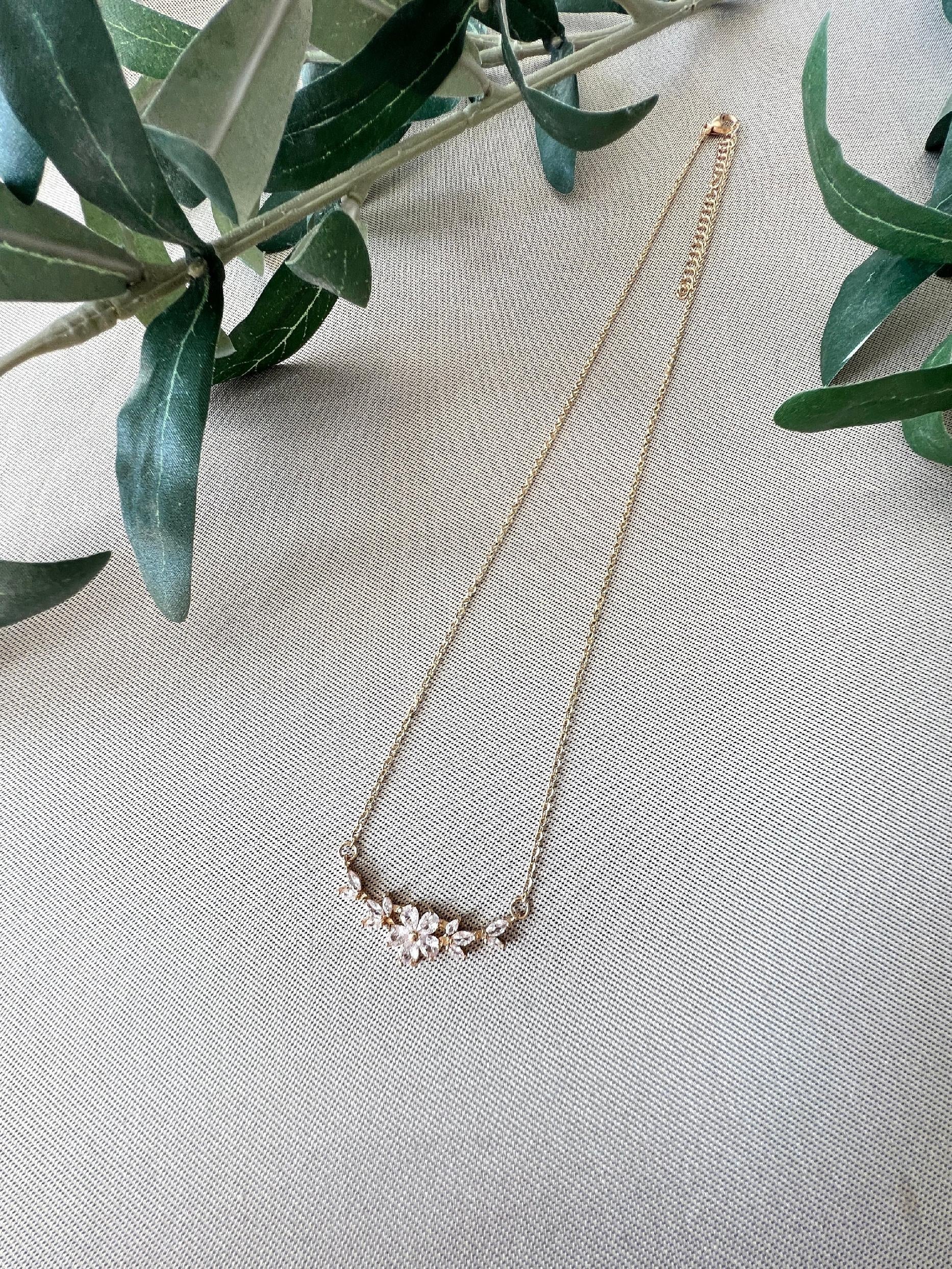 Halskette Braut mit funkelnden Zirkoniasteinen, gold, Blumen, Braut Halskette floral, Brautschmuck, Trauzeugin, Brautjungfer, Frauen - Gold-Halskette-Schmuckblüte