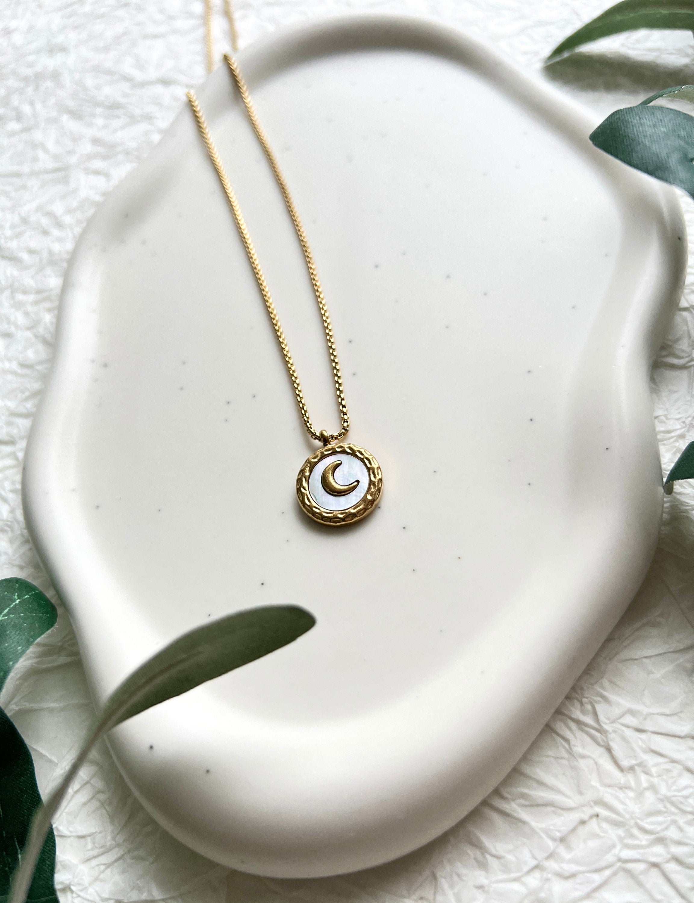 Halskette Gold mit rundem Halbmond Anhänger, zarte goldene Halskette, Perlmutt, eleganter Schmuck,-Halskette-Schmuckblüte
