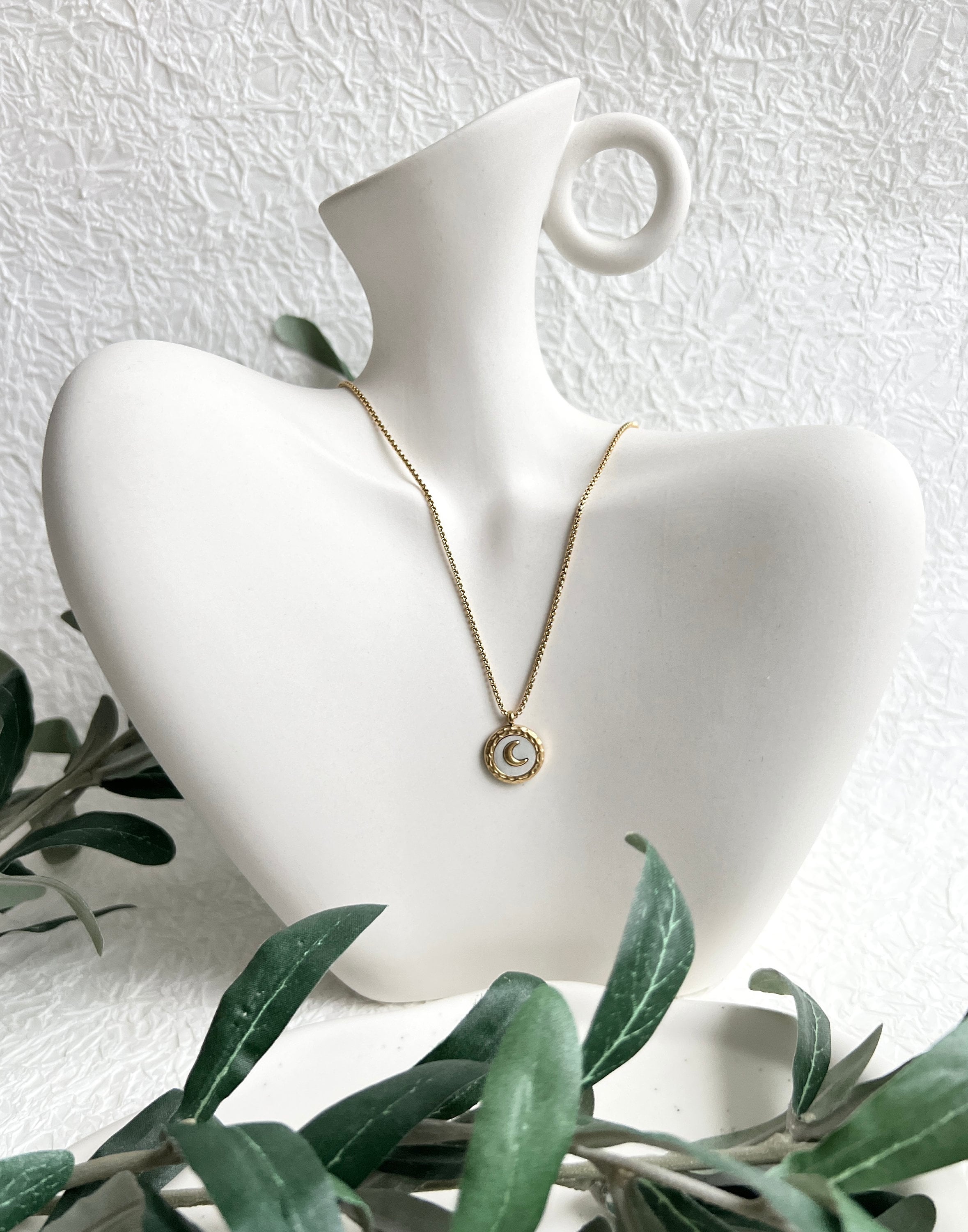 Halskette Gold mit rundem Halbmond Anhänger, zarte goldene Halskette, Perlmutt, eleganter Schmuck,-Halskette-Schmuckblüte