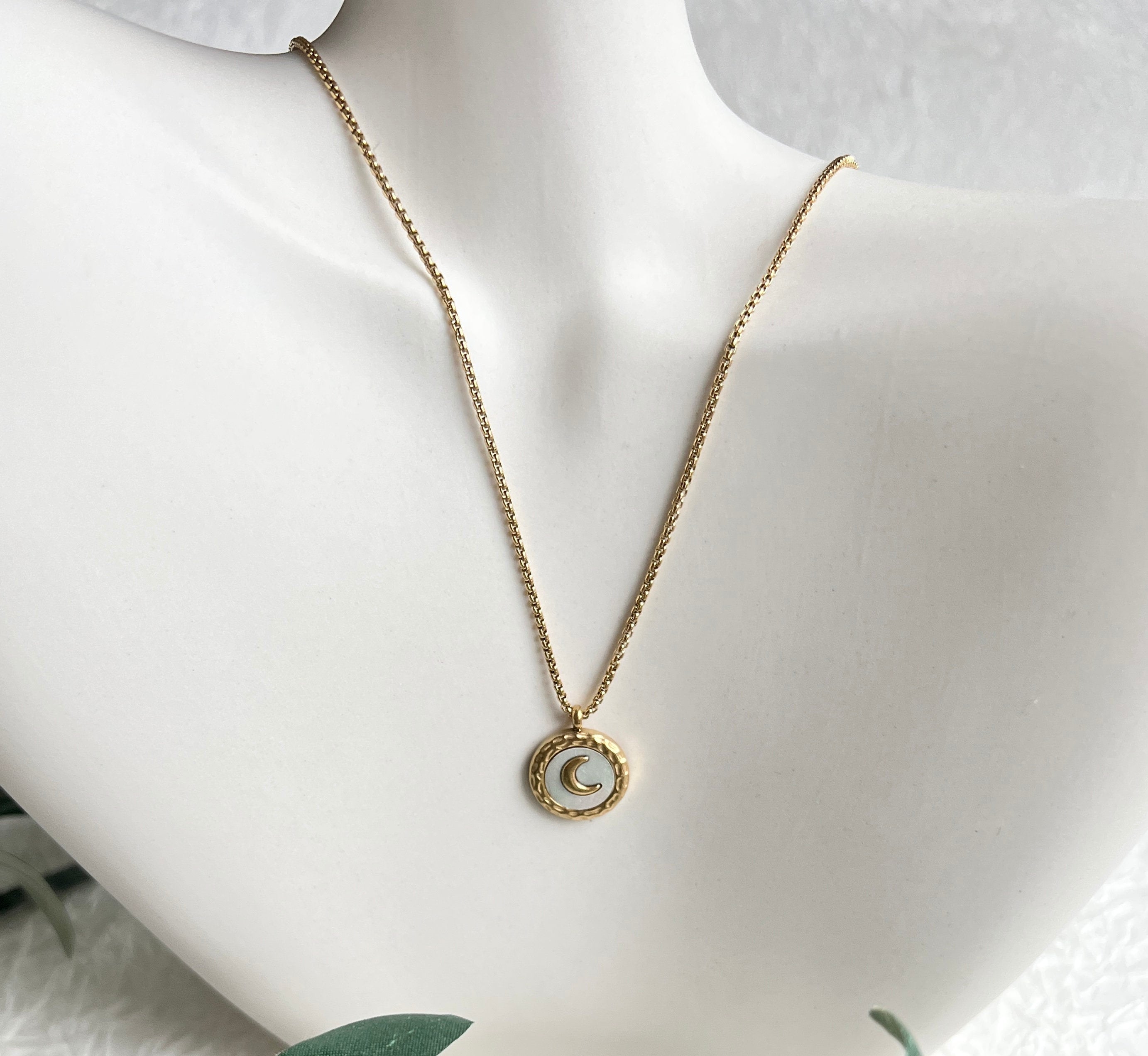Halskette Gold mit rundem Halbmond Anhänger, zarte goldene Halskette, Perlmutt, eleganter Schmuck,-Halskette-Schmuckblüte