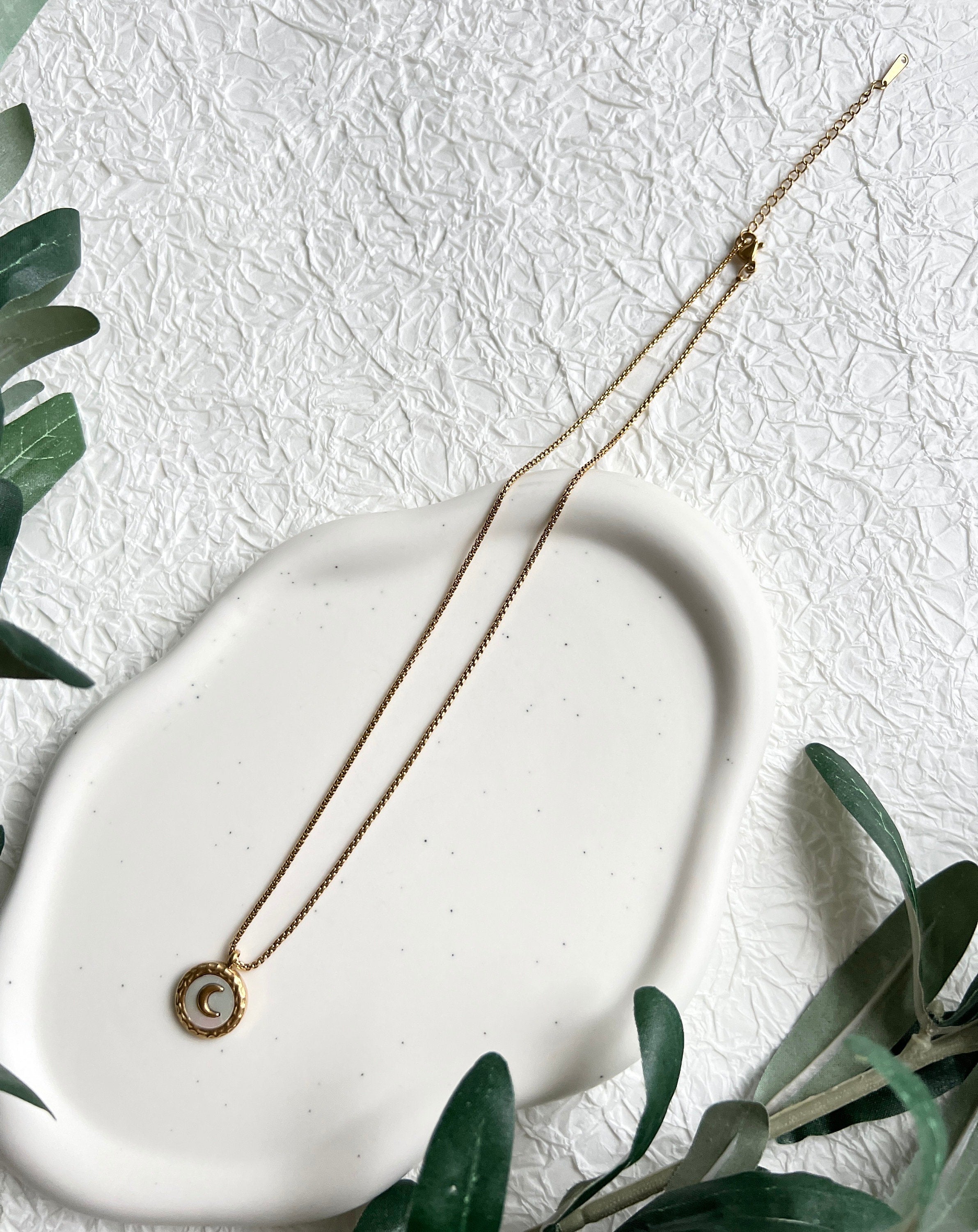 Halskette Gold mit rundem Halbmond Anhänger, zarte goldene Halskette, Perlmutt, eleganter Schmuck,-Halskette-Schmuckblüte