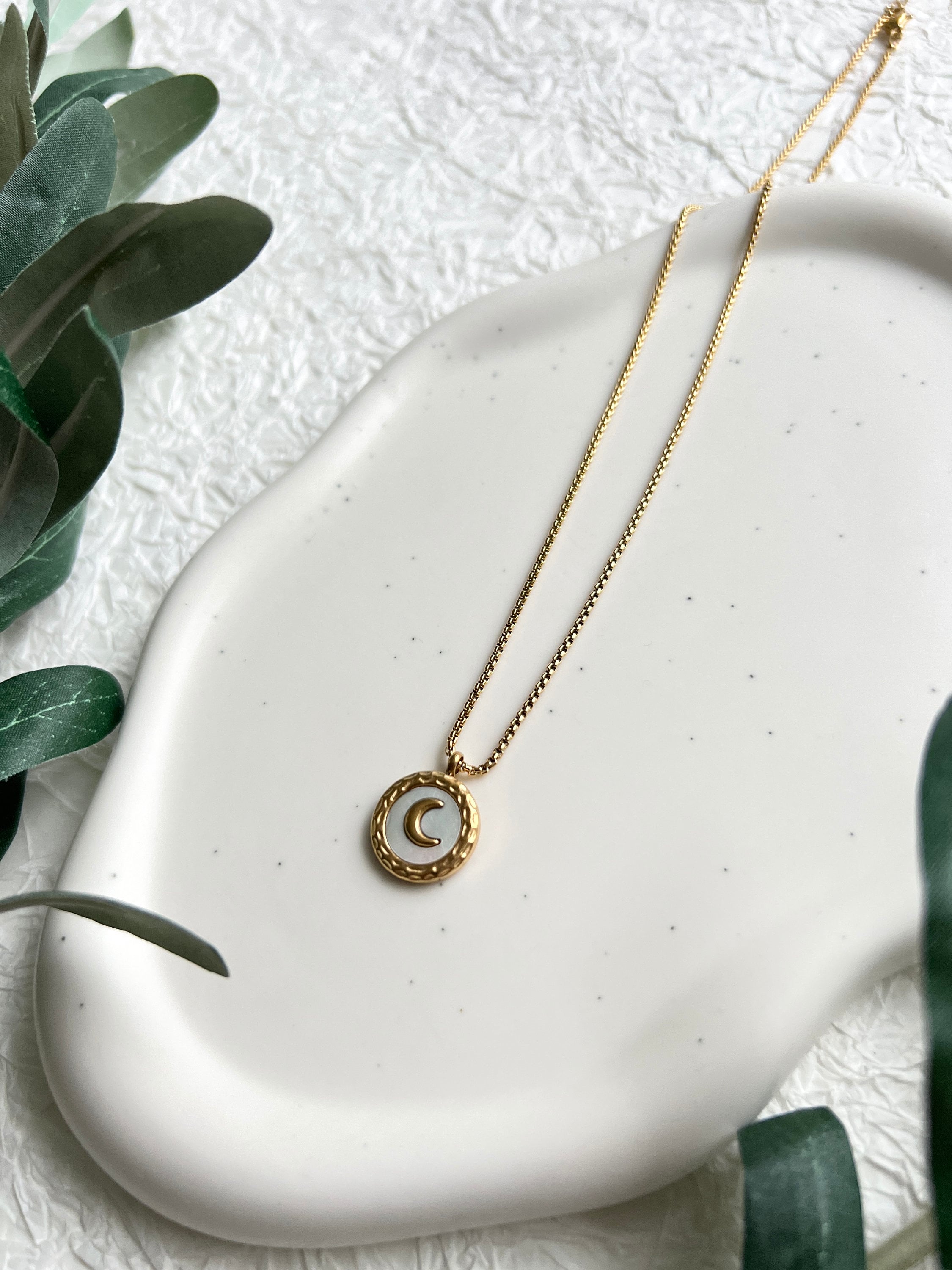 Halskette Gold mit rundem Halbmond Anhänger, zarte goldene Halskette, Perlmutt, eleganter Schmuck,-Halskette-Schmuckblüte